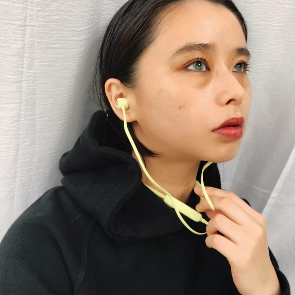 sakura midorikawaのインスタグラム：「重厚な低音が大好きな @beatsbydre のワイヤレスイヤホン Beats Flexをつけているよ〜 黒い服ばかり着るので気分を明るくしたくてYuzu Yellow 🟡を選んだ 可愛い、見るだけでハッピーな気持ちになる！ そして買い求め安い値段でこのクオリティ！ 子育て中でバタバタしイヤホンの充電すら忘れてしまう私にとって 10分の急速充電で1.5時間の再生が可能になる機能がありがたすぎる、、。 持つ物が年々少なく洗練されていく中でBeatsのイヤホンは宝物。」