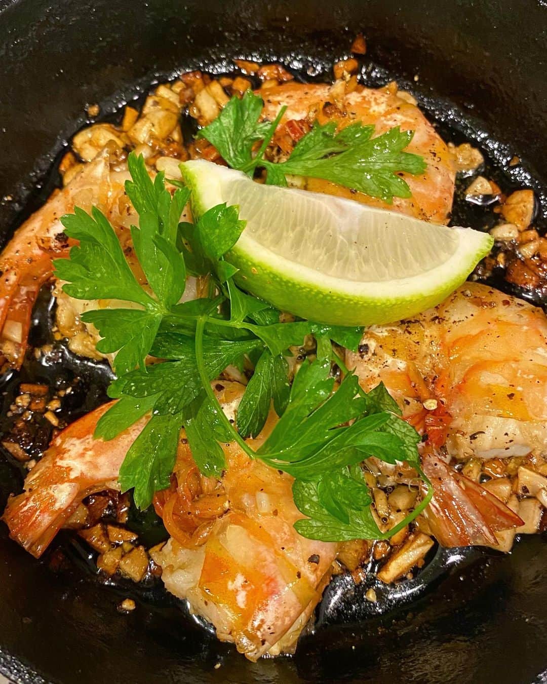 のインスタグラム：「ふと食べたくなって作ってみた🦐 下処理ちゃんとしてある程度ニンニクだれに漬け込んでからグリルしたら殻ごと手掴みで食べるのが美味い with 自家菜園レモンとイタリアンパセリ  #ガーリックシュリンプ #アペタイザー #ワイン #garlicshrimp #wine」