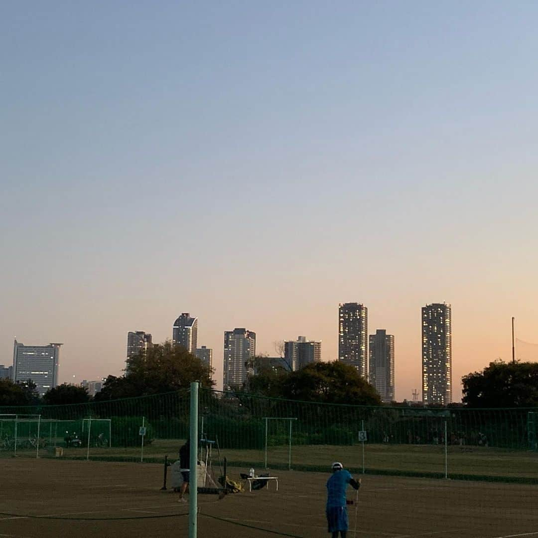 栗原由佳さんのインスタグラム写真 - (栗原由佳Instagram)「今は夕方暗くなるの早いですね。 キレイな空ー！と喜びつつ次男のお迎えに行ったらどのフィールドで練習してるかわからなくて、真っ暗な河川敷で迷子になるかと思いました😰見つけられたから良かったけど〜あードキドキした #河川敷 #夕焼け #オレンジ色の空 #富士山 #少年野球」11月15日 18時52分 - yuka.kurihara.okajima