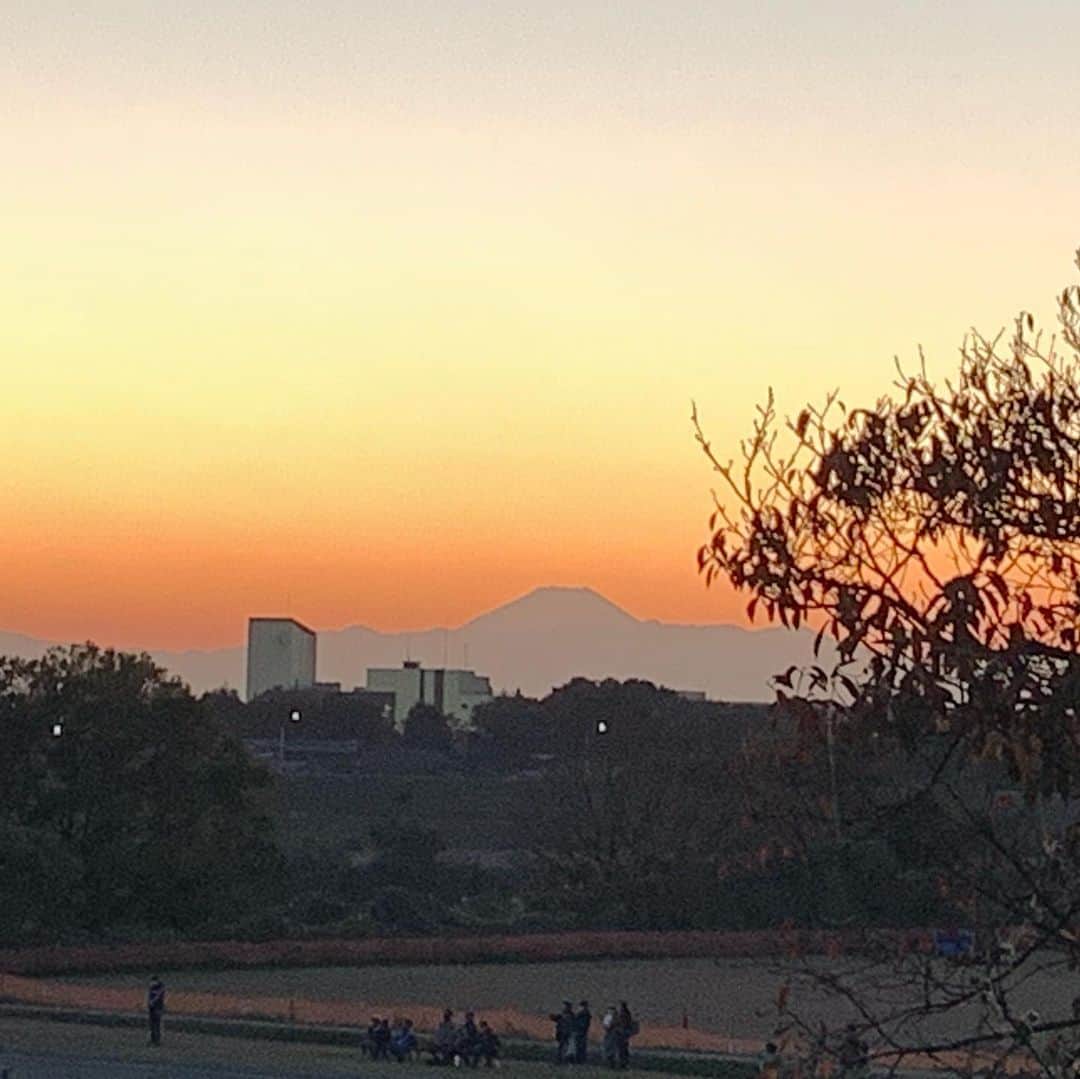 栗原由佳さんのインスタグラム写真 - (栗原由佳Instagram)「今は夕方暗くなるの早いですね。 キレイな空ー！と喜びつつ次男のお迎えに行ったらどのフィールドで練習してるかわからなくて、真っ暗な河川敷で迷子になるかと思いました😰見つけられたから良かったけど〜あードキドキした #河川敷 #夕焼け #オレンジ色の空 #富士山 #少年野球」11月15日 18時52分 - yuka.kurihara.okajima