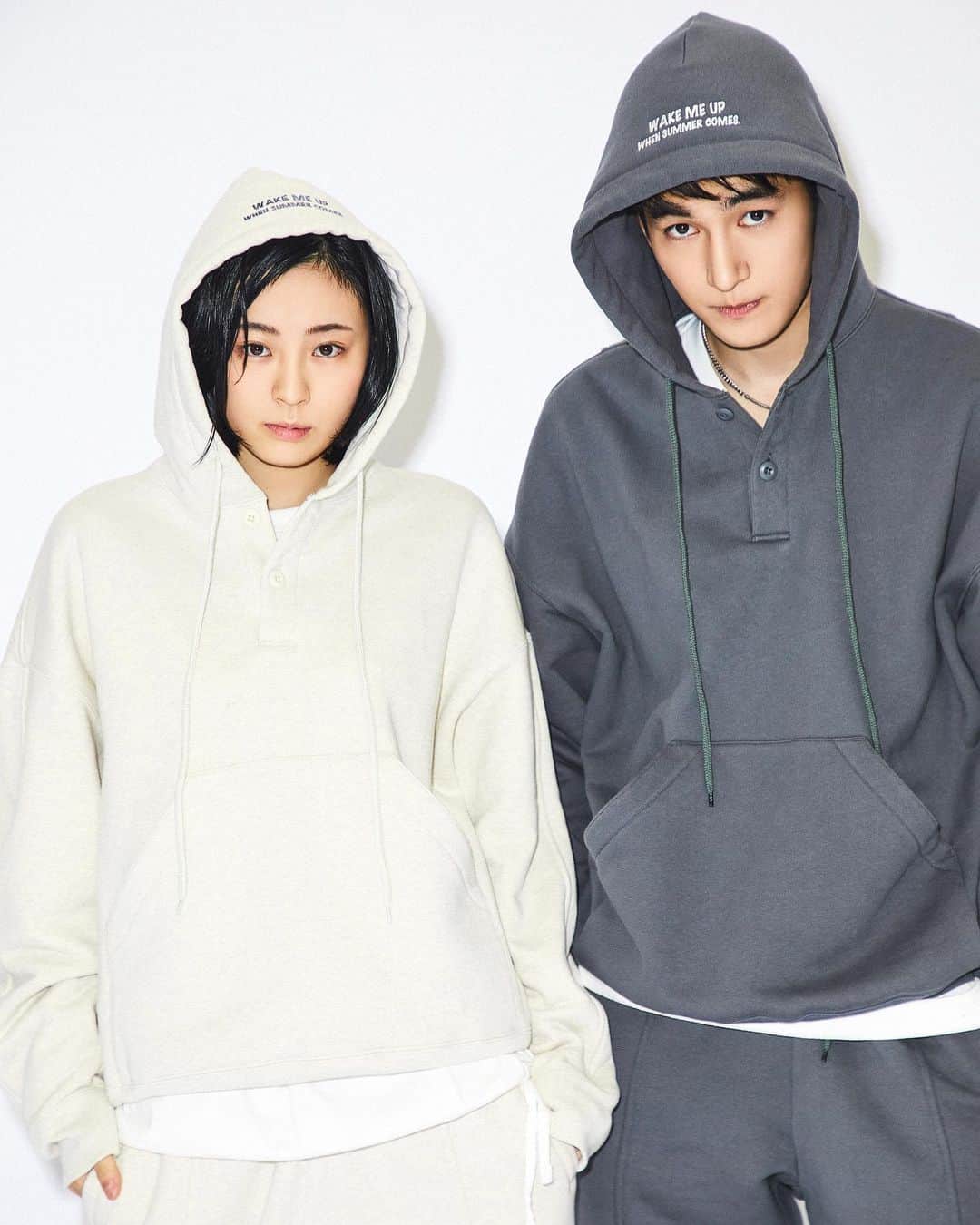 樋口葉生のインスタグラム：「HAO✖️ @public_tokyo on sale 11/16 tomorrow😈 Link in my bio SWEAT PARKA WHITE & GRAY 日本の上質なコットンを使用したジェンダーレスなスウェット。首元をボタン式にしたのでネックレスを合わせて楽しんで見てください。フードにはWake me up when summer comes(夏が来たら起こしてくだい）と刺繍を入れました。来年は気兼ねなく好きなところに行ける夏になればいいなと願っています。 #publictokyo  #madeinJAPAN #collaboration  #葉生 #大崎凛」