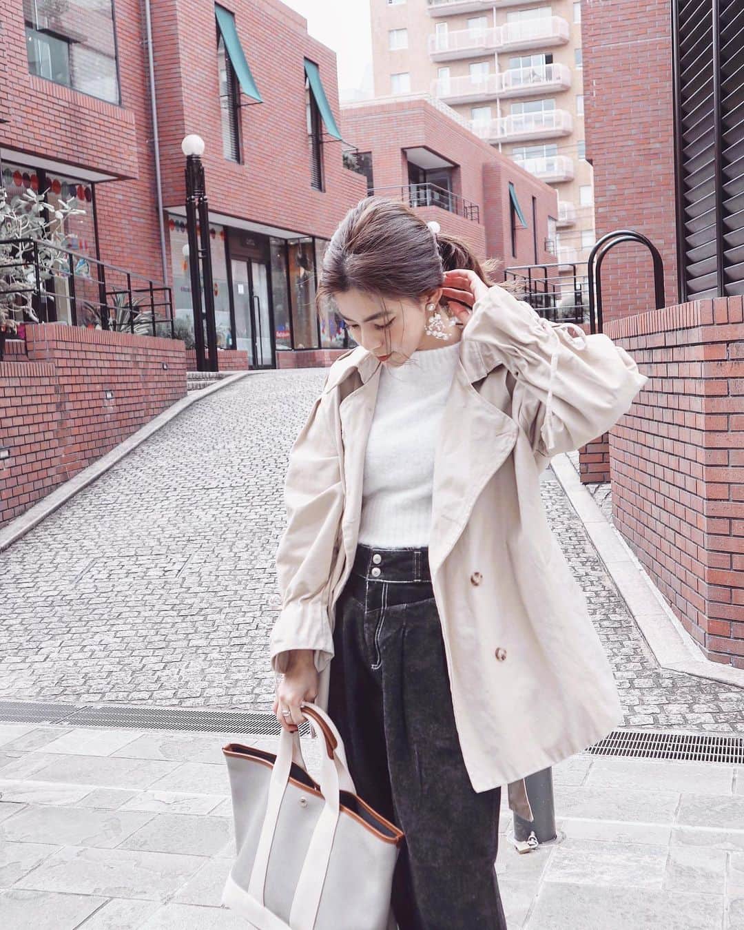 のインスタグラム：「@ttul_official のトレンチ🧥 暖かい日はニットに トレンチコートがちょうどいい😇🍂  袖がリボンになってて シルエットが好き〜〜  #arii_code#秋冬コーデ#トレンチ#トレンチコート#ttul」