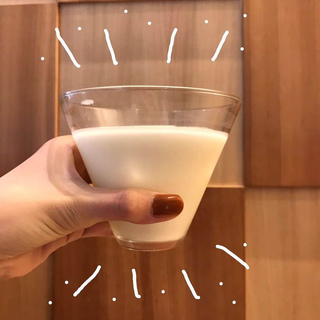 太田雫さんのインスタグラム写真 - (太田雫Instagram)「・ 可愛い~~🥰 ・ 「カエルのミルク風呂」🐸🛁って名前なんだって~(*´꒳`*) ・ ・ ・ 私はミルクのセットを頼んだけど、かえるさんと一緒に撮るのを忘れていたのでお母さんの頼んだセットの写真もあります‼︎ ・ かえるのお風呂の所が、シェイクみたいになってて、美味しかったです☺︎ ・ #ニコラ#太田雫 #青柳総本家 さん#かえるまんじゅう#カエルのミルク風呂#可愛い#🐸#🥛#美味しい」11月15日 19時04分 - _shizukuota
