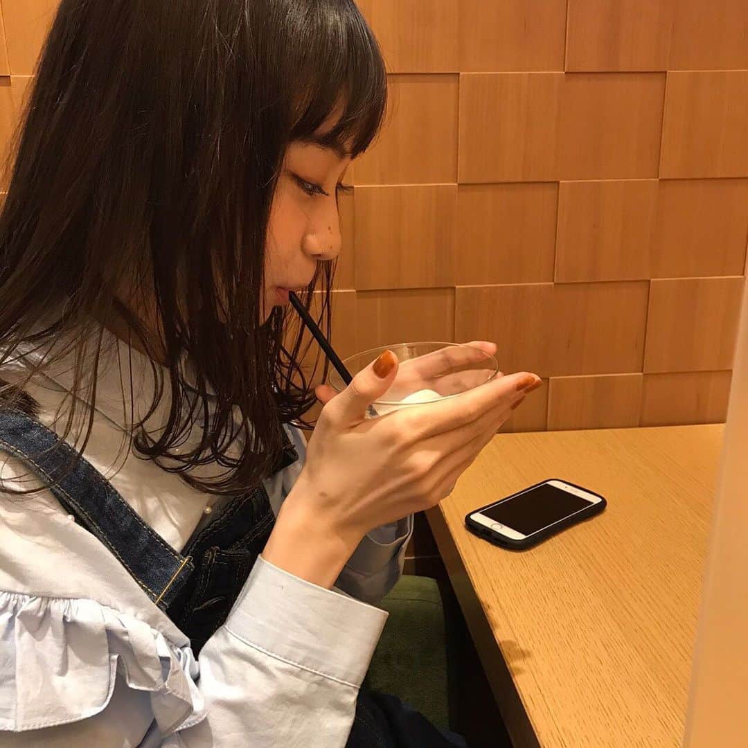 太田雫さんのインスタグラム写真 - (太田雫Instagram)「・ 可愛い~~🥰 ・ 「カエルのミルク風呂」🐸🛁って名前なんだって~(*´꒳`*) ・ ・ ・ 私はミルクのセットを頼んだけど、かえるさんと一緒に撮るのを忘れていたのでお母さんの頼んだセットの写真もあります‼︎ ・ かえるのお風呂の所が、シェイクみたいになってて、美味しかったです☺︎ ・ #ニコラ#太田雫 #青柳総本家 さん#かえるまんじゅう#カエルのミルク風呂#可愛い#🐸#🥛#美味しい」11月15日 19時04分 - _shizukuota