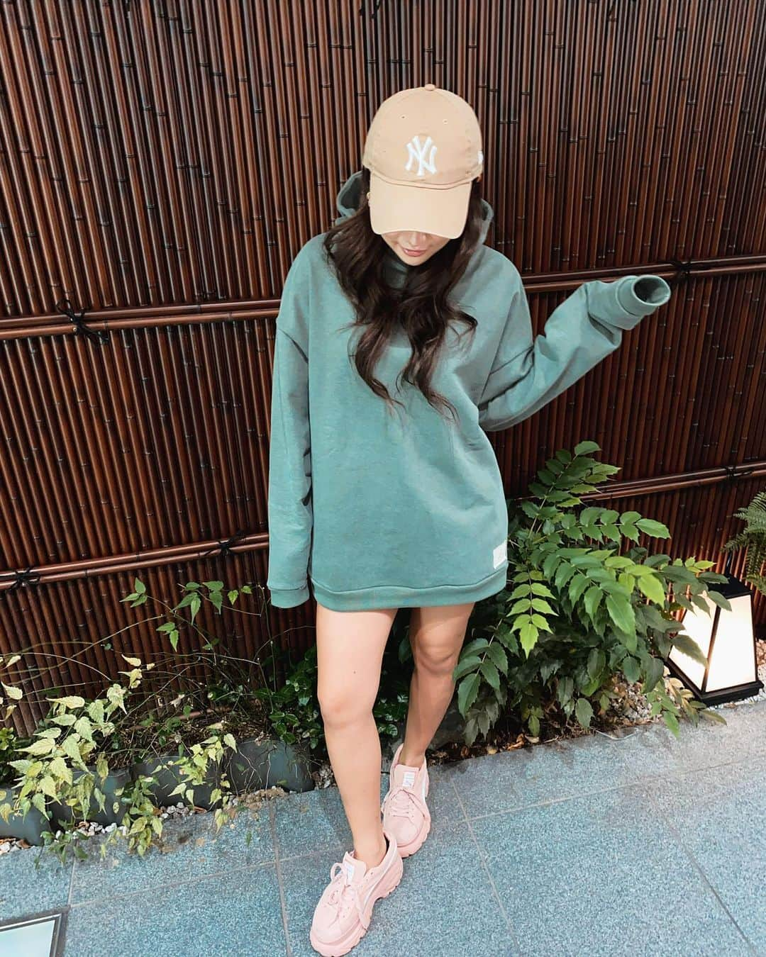 やしろななさんのインスタグラム写真 - (やしろななInstagram)「@stellaviana_official さんの ビッグフーディー超ドタイプ🌿💚 後ろのデザインもサイズ感も🔥  フォロワー様限定クーポンもあるよ😆👇🏽💕  8467111415   だよ〜！  フーディー楽ちん🎶 #ビッグフーディー #トレーナーコーデ」11月15日 19時04分 - 8467_0