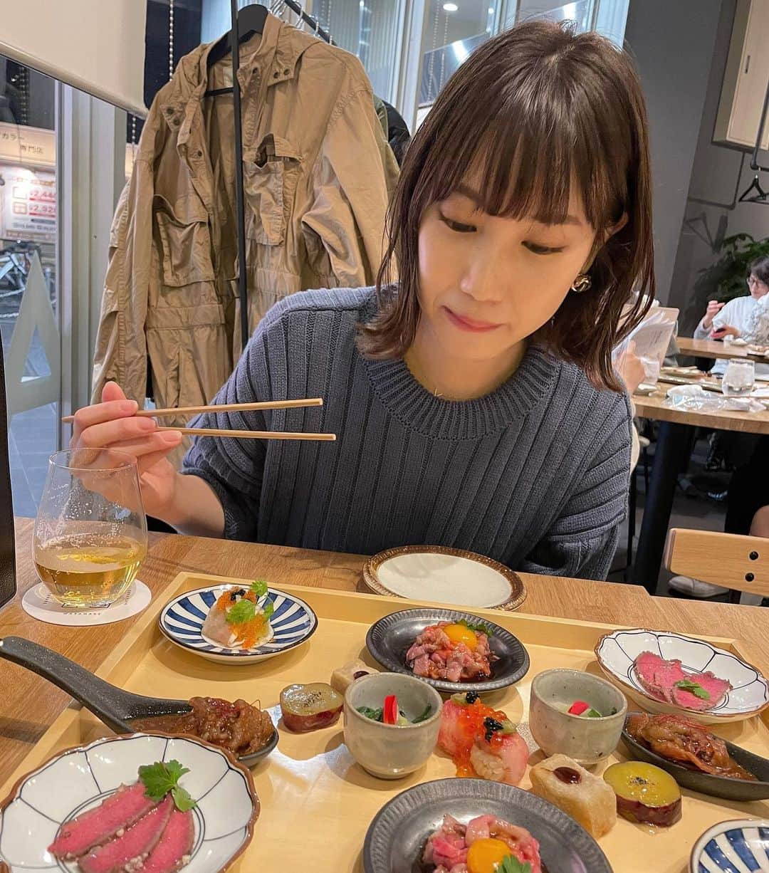 高野祐衣さんのインスタグラム写真 - (高野祐衣Instagram)「大阪に帰ってきているので﻿ 地元のお友達と美味しいごはん♡﻿ ﻿ 難波や梅田よりも、京橋派です！！﻿ （立ち飲み屋さんとか最高だし﻿ 安くて美味しいお店いっぱいだよ！）﻿ ﻿ ﻿ 日本酒に合うお肉料理達、﻿ 全部最高に美味しいのだけど、﻿ 1枚目のメンチカツサンドが﻿ サクサクジューシーで最高だし﻿ 6枚目のだし巻き揚げサンドは﻿ 食感新しいし美味しすぎて﻿ 持って帰りたかった、、、﻿ メインの白味噌鍋も濃厚で好きでした☺︎﻿ ﻿ ﻿ 京橋開拓たのしい☺︎﻿ ﻿ ﻿ もちろん日本酒も飲んだので﻿ 載せようっと🍶」11月15日 19時00分 - yuipooon12_06