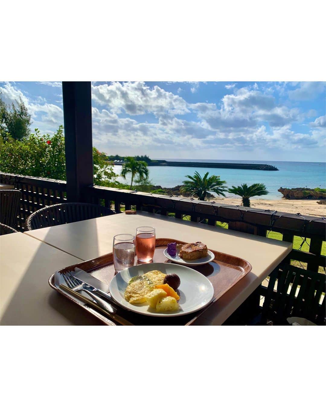 のインスタグラム：「海好きなんだよね🏝 でも、海に入ったり、遊んだりしたいわけじゃなくて ただ眺めていたいだけなの😌 海を見て波の音を聞いているのが安らげるよね✨ . 大学生の時もよく車を運転して海まで行って 1人ぼーっと座ってたな〜✨ あと、久能山東照宮に登って海と夕焼けを見るのが日課だった☺️ 1000段ぐらい石段あるんだけど、もはやルーティーンだったね😂 . . 1人素敵な景色を見ながらのモーニング☀️ 贅沢すぎるね☺️💓 #司会 #mc #モデル #model #リポーター #ナレーター #reporter #ナレーション #スポーツmc  #イベント #イベントmc #神戸麻衣 #沖縄 #宮古島 #モーニング」