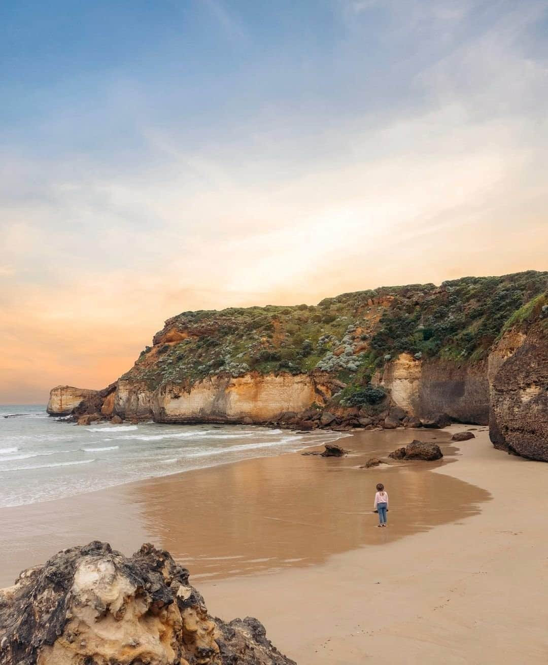 Australiaさんのインスタグラム写真 - (AustraliaInstagram)「There's a breathtaking sight around every corner of the #GreatOceanRoad! 😍 This beautiful spot captured by @khyal.thompson is #ChildersCove, it's located a mere 45-minute drive from the famous #12Apostles and is well worth a visit on any @visitgreatoceanroad road trip. One of the world's most celebrated scenic drives, the Great Ocean Road makes for a road trip like no other - head off from @visitmelbourne and discover a plethora of striking landmarks, beautiful beaches and native Aussie wildlife. Click the link in our bio to start planning your very own adventure in this epic part of Victoria. #seeaustralia #visitvictoria #holidayherethisyear」11月15日 19時00分 - australia