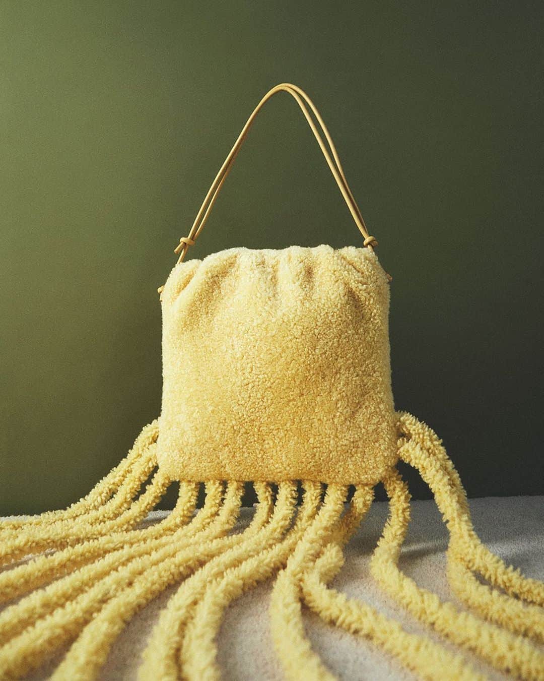 MATCHESFASHION.COMさんのインスタグラム写真 - (MATCHESFASHION.COMInstagram)「Find instant joy in uplifting accessories, like @bottegaveneta’s playful fringed pouch – the perfect plus one. Tap the link in bio to discover the edit.」11月15日 19時00分 - matches