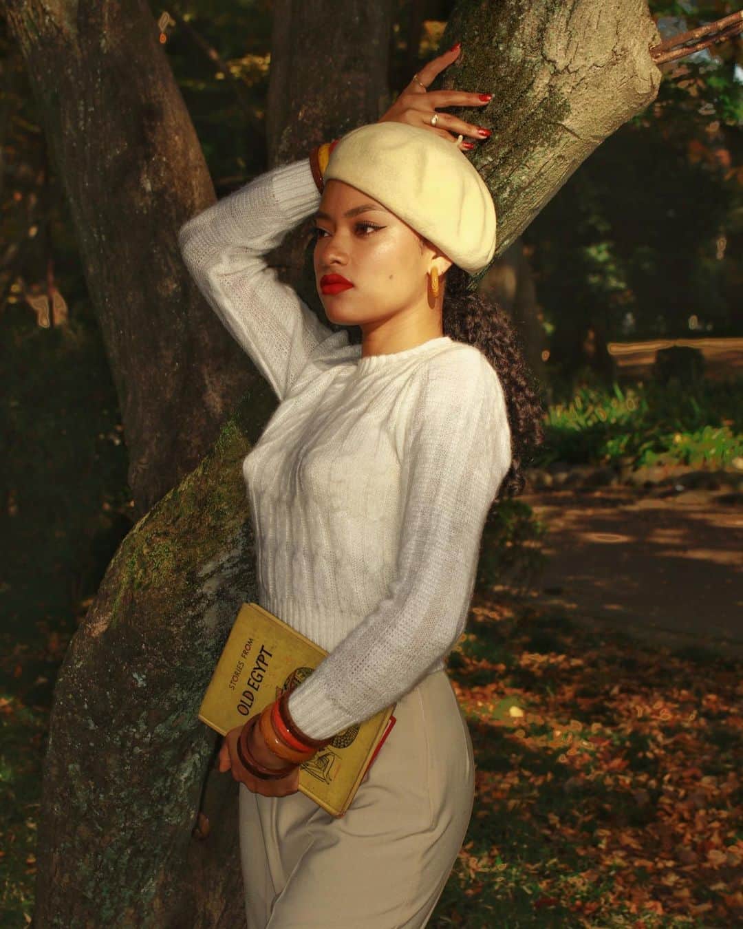 ティファニー・キャデラックのインスタグラム：「Autumn leaves swept the streets tenderly 🍁🍂  Bangles and earrings from @bowandcrossbones ✨  #bowandcrossbones #fakelitejewellery #authenticrepro」