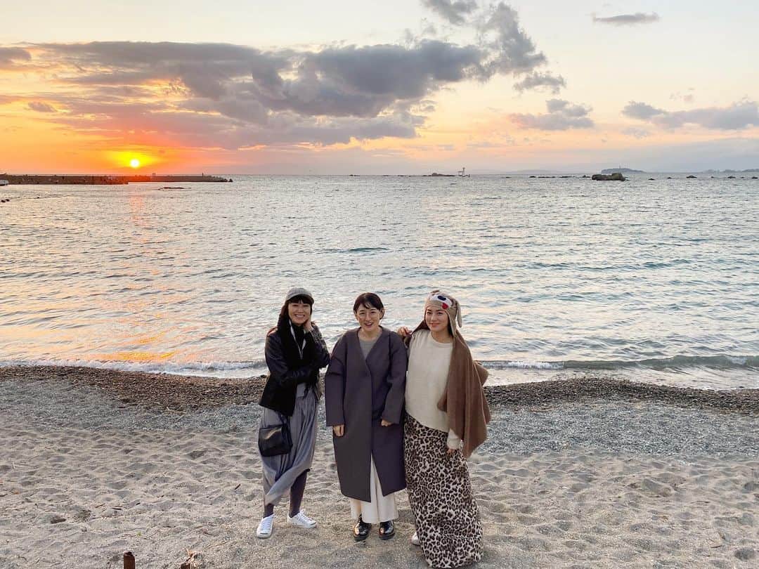 桃生亜希子のインスタグラム：「大好きな人達と、特別な日を一緒に過ごせて幸せ。🙏🌞✨  #後ろには富士山　#一粒万倍日 #newmoon #新月　#relaxtime」