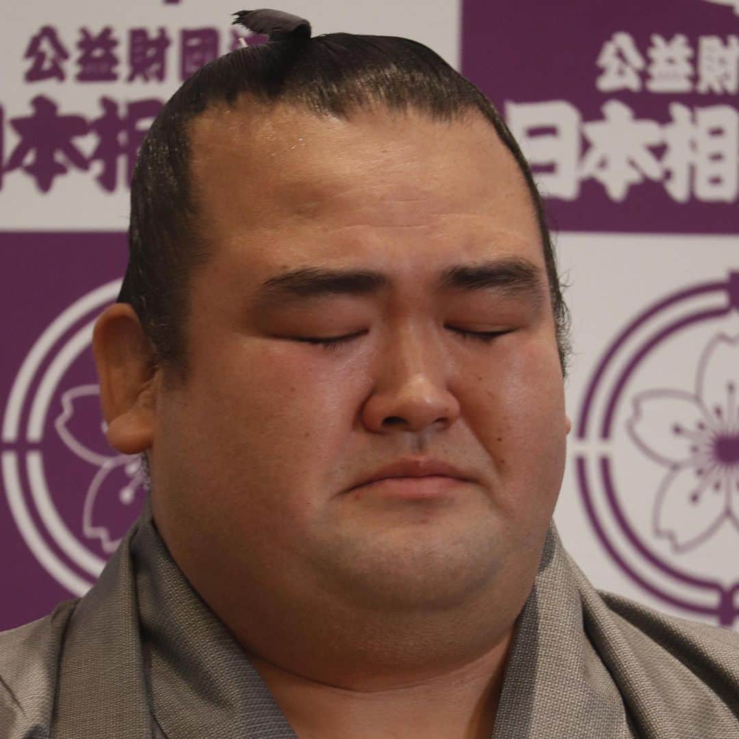 日本相撲協会さんのインスタグラム写真 - (日本相撲協会Instagram)「令和2年11月15日、元大関の琴奨菊が引退し、記者会見を行いました。「身体が言うことを聞かず、最後の相撲は勝っても負けてもこれで終わり、と決めていた。できるならまだ相撲をとりたい」と話しました。 今後は秀ノ山親方として、後進の指導にあたります。  @sumokyokai  #大相撲 #sumo #相撲 #力士 #お相撲さん #japanphoto #sumowrestlers #japanculture  #十一月場所 #11月場所 #東京 #琴奨菊 #19年間お疲れ様でした」11月15日 19時02分 - sumokyokai