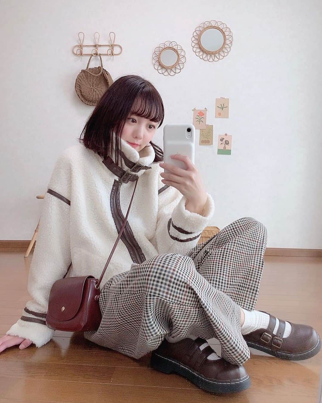 みさねのインスタグラム：「ㅤ もこもこたまらん🧸 ㅤ B-3ボンバージャケット5450円だったー！ ㅤ あったかくてかわいい🥺 ㅤ チェックパンツはCham. ㅤ #ボア #ボアブルゾン #韓国ファッション #epimiépimmy #エピミエピミー #エピエピコーデ #プチプラコーデ #b3ボンバージャケット#チェックパンツ #ブラウンコーデ #着画くらぶ」