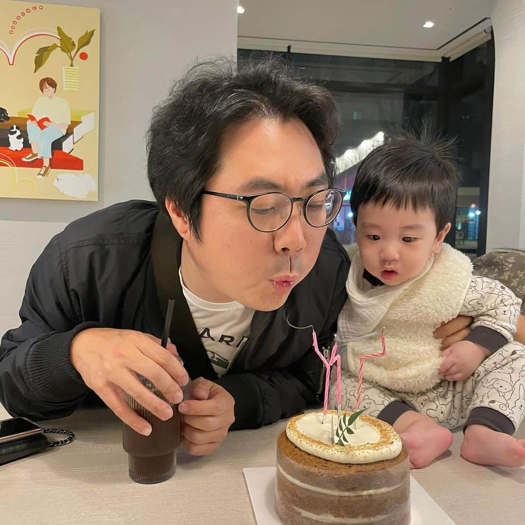 チョ・ミニョンさんのインスタグラム写真 - (チョ・ミニョンInstagram)「행복한 생일날은, 🎂우리 같이 나눠야죠 :) 편안한 일요일 밤 작은 선물 이벤트 할게요 ෆෆ🌷 ⠀⠀ 오늘은 저의 작은거인 민기삼촌의 생일이에요 제가 축하받는 것 보다. 사랑하는 이들이 축하받는게 더 행복한 어느새 저도 그런 나이가 되었네요 ☺️ ⠀⠀⠀⠀⠀⠀⠀ 축하해주는 분들에게 감사의 마음을 담아 추첨을 통해 스타벅스 커피 쏠게요💕 댓글로 “민기삼촌 생일 축하해요 “라고 남겨주시면 된답니다 ☺︎* ⠀⠀⠀⠀⠀⠀⠀ 당첨자는 민기삼촌에게 손수 뽑으라고 할거예요! 🙈❤️ ⠀⠀⠀⠀⠀⠀⠀ 저 특이한 조형물 보고 “ 마음이 편안해지는 테라피 조형물인가봐! 라며 보고 있으니 마음이 편안해진다 🥰 라며 유안이랑 민기오빠랑 감상중에 강아지들이 와서 물먹더라구요???!! 저건 ‘ 강아지 급수대 ‘ 였습니다｡｡｡｡(하하;) #흔한남매 의 #흑역사 군요 ⠀⠀⠀⠀⠀⠀⠀」11月15日 19時13分 - xxjominxx