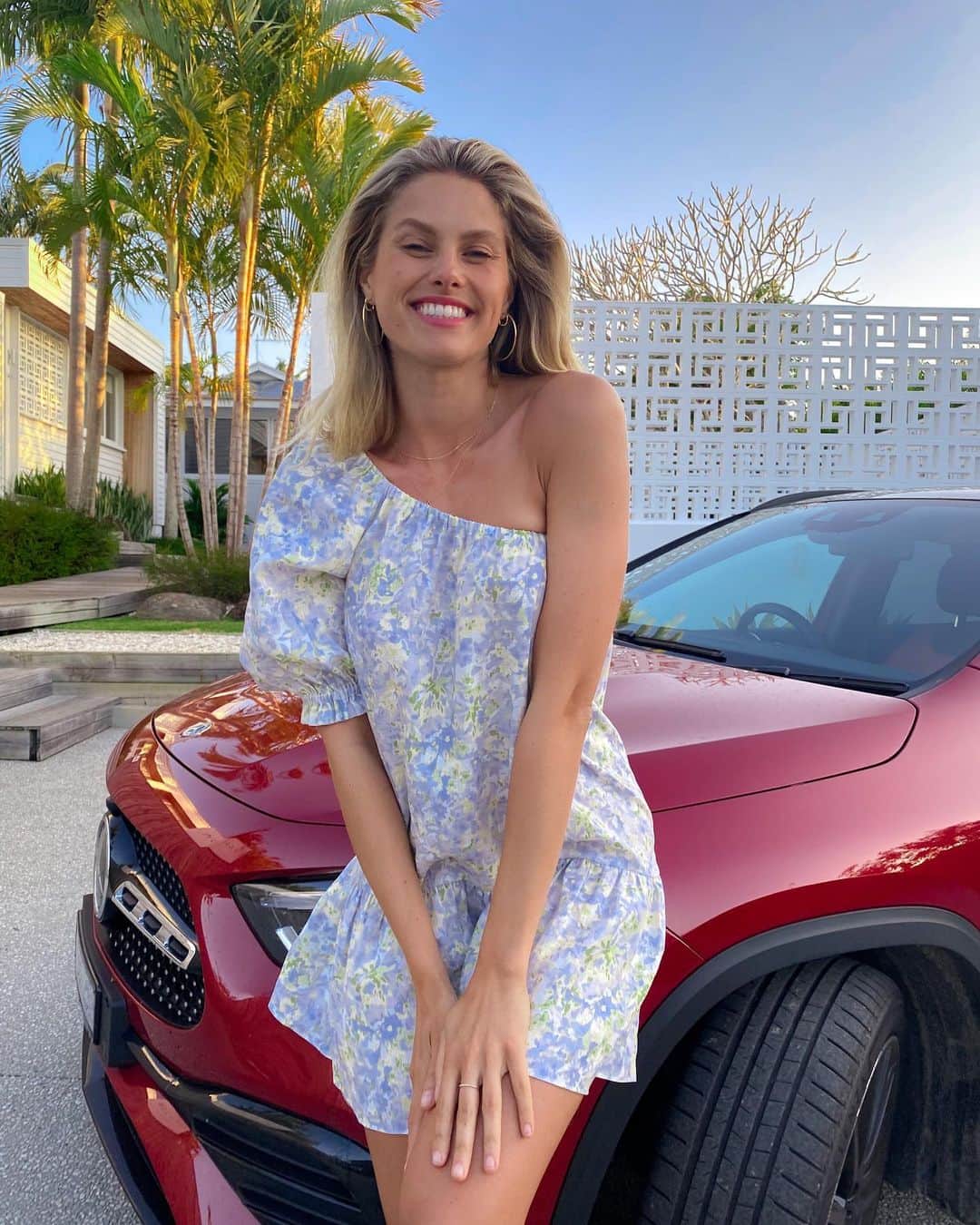 ナタリー・ジェーン・ローザーのインスタグラム：「Feeling another road trip is on the cards! Excited to explore more of Aus this summer. Any Aussie road trip recommendations?? 🌺❤️ @mercedesbenzau」