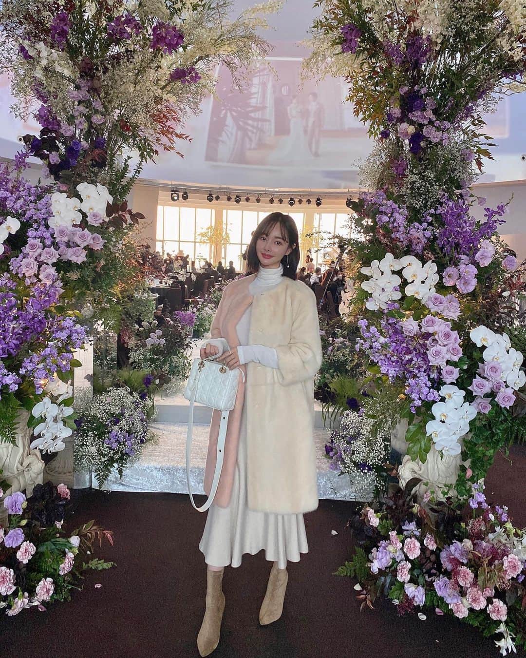 Hyemiさんのインスタグラム写真 - (HyemiInstagram)「내가 결혼한것도 아닌데 왜이르케 피곤하지..? ;;  예뻤던 꽃장식 앞에서 🤍  결혼식 너무 프로처럼 잘 하던 현정이 행복하게 잘살아🥰🥰  -」11月15日 19時06分 - hinzajoa