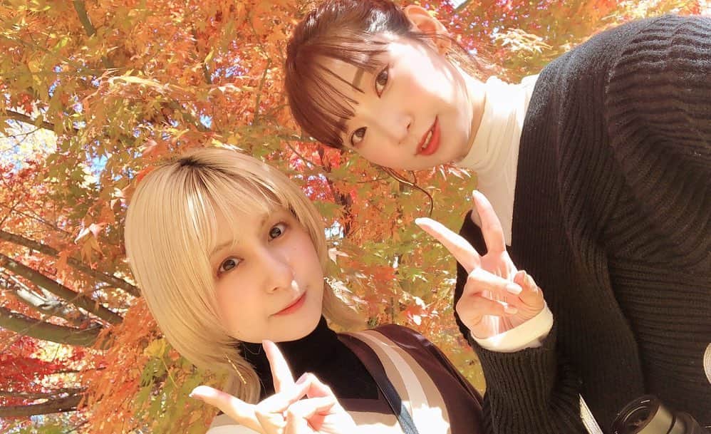 吉田有里のインスタグラム：「麻里奈さんと山梨旅2020🗻🍂﻿ 先日、麻里奈さんの運転🚗で﻿ 山梨県の河口湖に連れて行っていただきました！﻿ ﻿ あったかいコーヒーをおともに﻿ いっぱい色んなおしゃべりをしたり﻿ 2人で歌ったり(麻里奈さんのお歌を隣で聞ける贅沢) ドライブして﻿ 河口湖をたくさんお散歩しました﻿ ﻿ 朝から超快晴☀️！﻿ 富士山がとっても綺麗でした…圧巻…🗻﻿ そして紅葉が本っっ当に綺麗でした…🍁﻿ ﻿ かわぐちこ、という地名だと思っていたので﻿ 湖と知って驚きました(あほすぎる)﻿ ﻿ そして昨年の旅同様に、﻿ 麻里奈さんの良いカメラでひたすら被写体になりました﻿ どう考えても先輩、﻿ 撮る側じゃなくて撮られる側っす…﻿ しかしまじでお写真上手すぎます…﻿ ﻿ (すっげぇ素敵な写真を﻿ いっぱい撮ってもらったので、﻿ いっぱい更新しようと思っています﻿ よければお付き合いください…🥺🙏💕)﻿ ﻿ ﻿ 富士山と麻里奈さんのパワーを﻿ いっぱいもらった、﻿ 最高に幸せな一日でした…﻿ ﻿ 麻里奈さんとなら出不精な吉田でも、どこへでも行きたいですお供させてください…﻿ と言いつつ、帰りの車中助手席で居眠りをしてしまう吉田。﻿ 完全にお荷物。﻿ ﻿ せんぱい～～～またどこか連れて行ってください～～～すきです～～～(絶叫)﻿ ﻿ #井上麻里奈 さん  #富士山 #河口湖 #紅葉 #mtfuji #山梨」