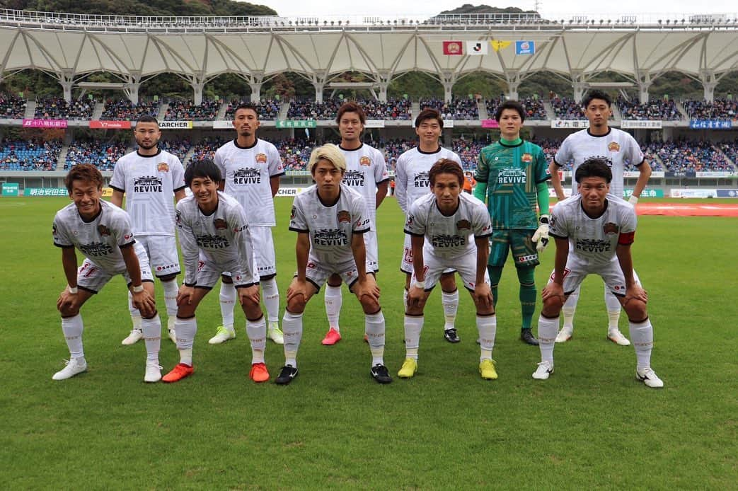 小野伸二さんのインスタグラム写真 - (小野伸二Instagram)「今日の勝利は格別🤩  スタジアムにチームバスが到着した時に、 長崎サポーターからの拍手に感動でした😭 ありがとう🙇  #サッカー  #楽しい  #勝利  #今日も応援ありがとうございました😊  #長崎サポーターの皆様  #感謝  #asics」11月15日 19時07分 - shinjiono7