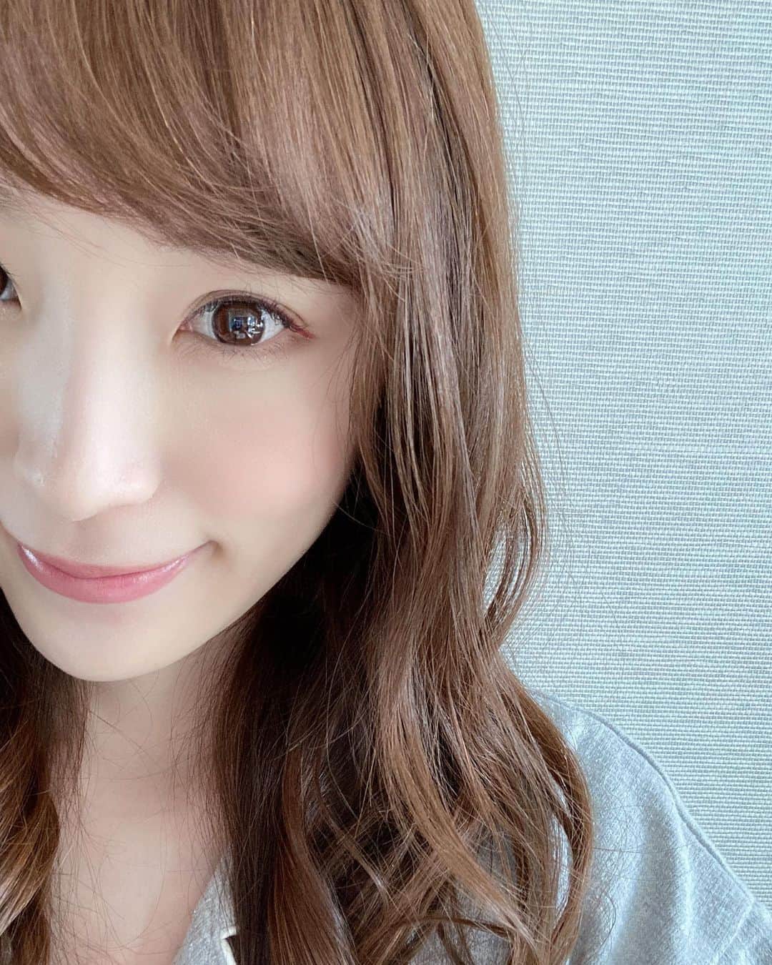 小林真由のインスタグラム：「今日のメイク。 sopoのカラーマスカラ、アイライナー、アイブロウでカラーメイクしました🥝﻿ ﻿ 発色、サイズ感、色味、コスパ全てが優秀すぎる!﻿ 今朝はバーガンディのマスカラとアイライナー(目尻)、アッシュブラウンのアイブロウを使ったんだけど秋カラーがすっごく可愛くて🌰🤎﻿ セレクトされてるカラーが取り入れやすいものばかりだからどの色も使ってみたいなぁ🧶﻿ ﻿ ファミマで手軽に買えるのでたまにカラーメイクしたいって言うときにもちょうどいい。 @sopo_cosmetics  ﻿ そしてまつげパーマもしたので目が1.5倍になりました♡感謝。 @acote_aoyama  ﻿ リップは @kaneboofficial キープルージュの01 コンタクトは @naturali_official です。  #コスメ #秋コスメ #sopo #ソポ #プチプラ #コンビニ #化粧品 #プチプラコスメ #メイク動画 #リップ #カネボウ #まつげパーマ #コーデ #ママコーデ #女の子ママ #男の子ママ #ママライフ #1歳 #生後3ヶ月 #ベビー #二人育児 #ひとくちコスメ」