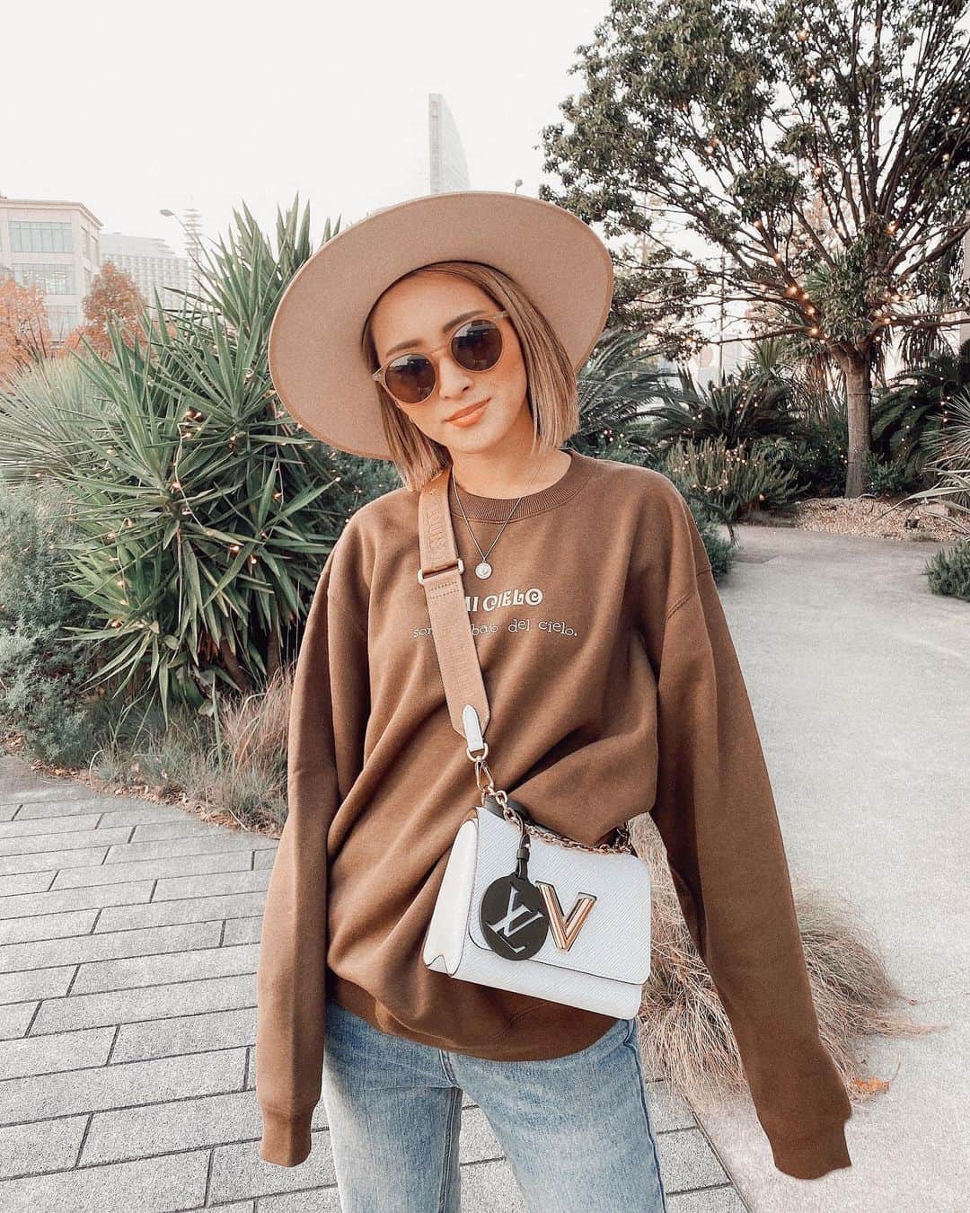 のインスタグラム：「. だんだんとボブもなれてきて🥺👏🏾 出かける前の準備が早くなりすぎたw . そしてまたかわいいトレーナーGET🐶❤︎ @felizdia_jb のだよ🤎 おしゃれで美人すぎる姉妹のブランド😻 これからも可愛い商品たのしみにしてる🧡 @21belen20  @__jennyyyy___  . #fashion#code#genic_mag#ファッション#コーデ#トレーナー#トレーナーコーデ#ブラウンコーデ#秋コーデ#秋ファッション#冬コーデ#冬ファッション#ママコーデ#カジュアルコーデ#ハットコーデ#外国人風#海外ファッション#外国人風カラー#ハイトーン#ザラ#ザラジョ#ザラコーデ#zara#サングラス#louisvuitton#ルイヴィトン#横浜」