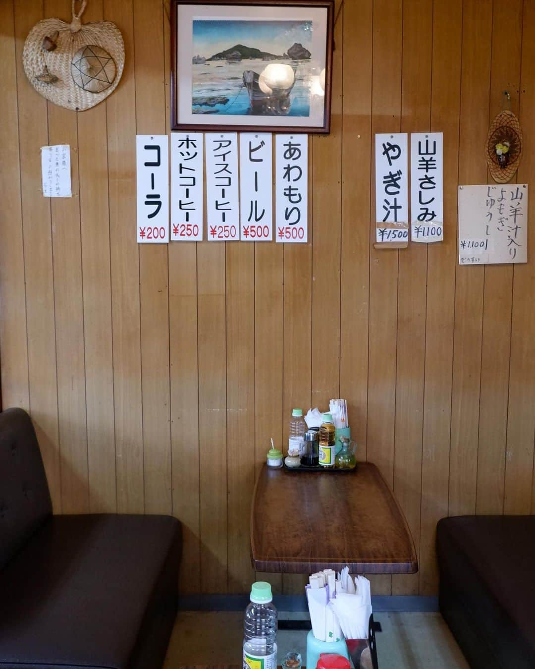 武智志穂さんのインスタグラム写真 - (武智志穂Instagram)「わたしというフィルターを通して、沖縄へ来たら是非立ち寄ってみてほしい場所や、本当におすすめしたいもの・ことをご紹介する #武智志穂のおきなわのすすめ 🌺﻿ ﻿ 実は少し前、寒暖の差で鼻風邪をひいてしまい…﻿ スタミナをつけようと、友人がおすすめしてくれた山羊料理を食べに行ってきました。﻿ ﻿ 昔から沖縄では、質素なエサで育つ山羊は貴重なたんぱく源として食されてきました。﻿ 栄養価も豊富で、個人的にはマトンの味に似ていると思います。﻿ その独特な風味に沖縄でも山羊料理が苦手な方もいるようなのですが、わたしは元々山羊刺しが大好物！﻿ けれども山羊刺し以外の山羊料理は初めてだったので、少しドキドキしながら、注文した料理が運ばれてくるのを待っていました。﻿ ﻿ 食欲をそそられるにおいと共に運ばれてきたのは山羊汁。﻿ 友人から「ここの山羊汁は丁寧に丁寧に下ごしらえされているから嫌な臭みがない！」と聞いていたのですが、全くその通りで、本当に美味しくてスープも最後の一滴まで残さず頂きました。﻿ ﻿ お店も昔ながらの喫茶店のような雰囲気で居心地が良く、御座敷もあるので子供連れでも気兼ねなく山羊料理を楽しむことができます。﻿ ﻿ お母さんもとっても優しい方でした！﻿ もし機会があれば足を運んでみてください。﻿ ﻿ ﻿ #沖縄旅行  #沖縄のおすすめスポット #子連れ沖縄﻿ #仲地山羊料理店 #山羊料理 #山羊汁 #八重瀬町」11月15日 19時20分 - shiho_takechi