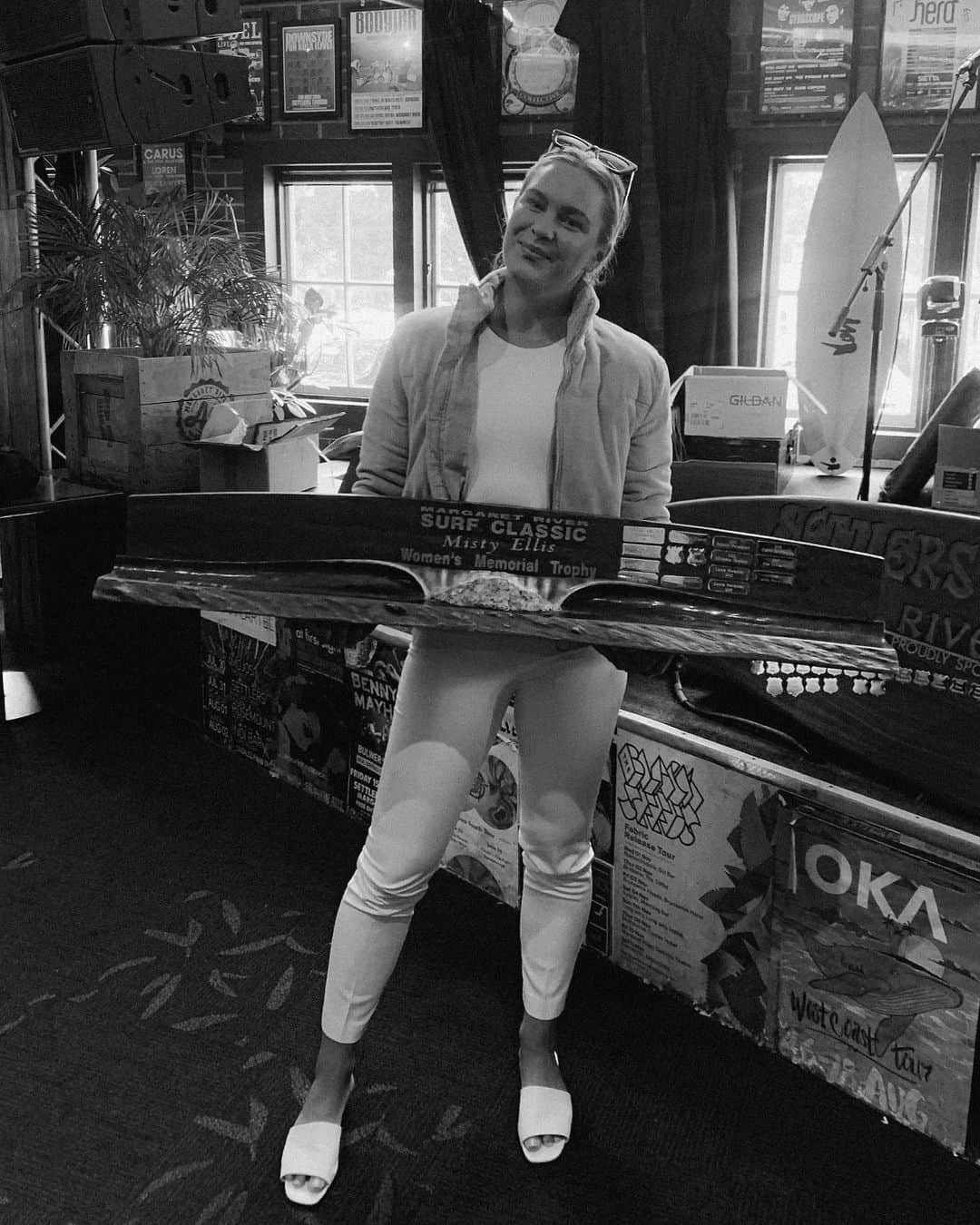 フェリシティー・パルマティアーのインスタグラム：「Wow what a challenging weekend for the Margaret River Classic! SOLID 8 - 10ft howling onshore! Absolutely stoked to walk away with the win in such a prestigious event. Thanks @margaret_river_boardriders for putting on one of my favourite events on the calendar and to the diverse group of girls that competed! Stoked to see such young girls like @olive_hardy_ & @ruby.surf.skate having an good crack! Although it was tough conditions, if I put my success down to anything out at Main Break it would be my Dad. He would take me out there from such an early age - 2-10ft, offshore or onshore, sometimes wether I liked it or not! So thanks Dad 😂😊🙏🏽 also thanks to my support crew this weekend 🙏🏽 PS. Don’t think any family has won it more...? X 8 times Haha @joshpalmateersurfschool」