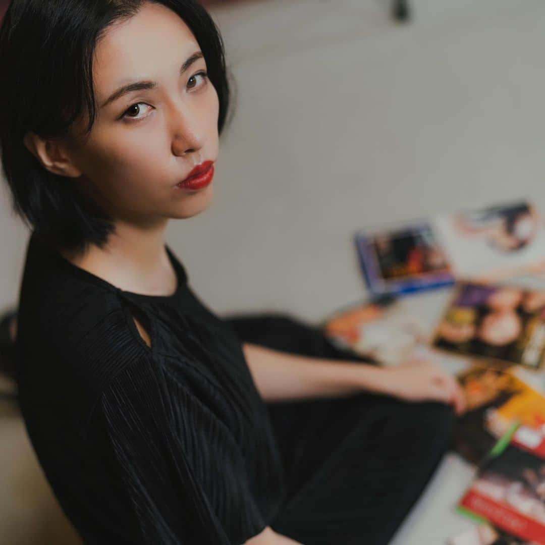 RIKAPEPEのインスタグラム：「講談社FORZA STYLE様での新連載『大人の純喫茶ぺぺ』（恋愛相談所 @kissa_pepe ）が更新されました☕️💘 ・ 今回のテーマは、 【同棲前の女性必見！男性の愛と信頼を失う「地雷の方程式」について】 ・ 忘れかけた恋心を呼び醒す、あの昭和の名曲と共にお届けさせていただきました。皆様の憩いの場になれますと嬉しいです☕️💌👩‍❤️‍💋‍👨 ・ ☑︎全文はプロフィールに貼っておきます🙇‍♀️ https://forzastyle.com/articles/-/60489  #ブルー #渡辺真知子  #同棲  ・ @forzastylecom  Photo by： 高松 祐太さん @yutatakamatsu_ch111  加藤 修平さん @katie_san3  Illustration by：酒井 恵理さん @sakaisalie」