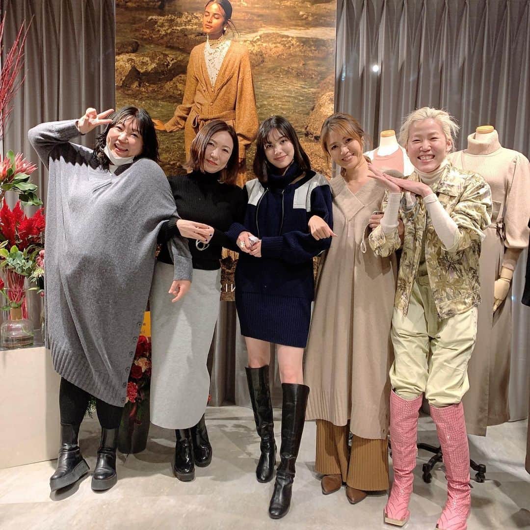 三浦加納子のインスタグラム：「川島幸美ちゃん @yukimikawashima の新ブランド　@wrinn_ の展示会へ。  彼女は環境問題を洋服を創る立場としてとても考えていて、オーガニックコットンや再生繊維などを積極的に使用し、余分な在庫も抱えないなど、信念を持って実行している。そんな彼女を尊敬&応援しています✨ 会場での出会いにも感謝😊🙏 肌触りがとても気持ちがいいニットをオーダーしました。 できる事から少しずつ変えていけることを願って✨  #wrinn」