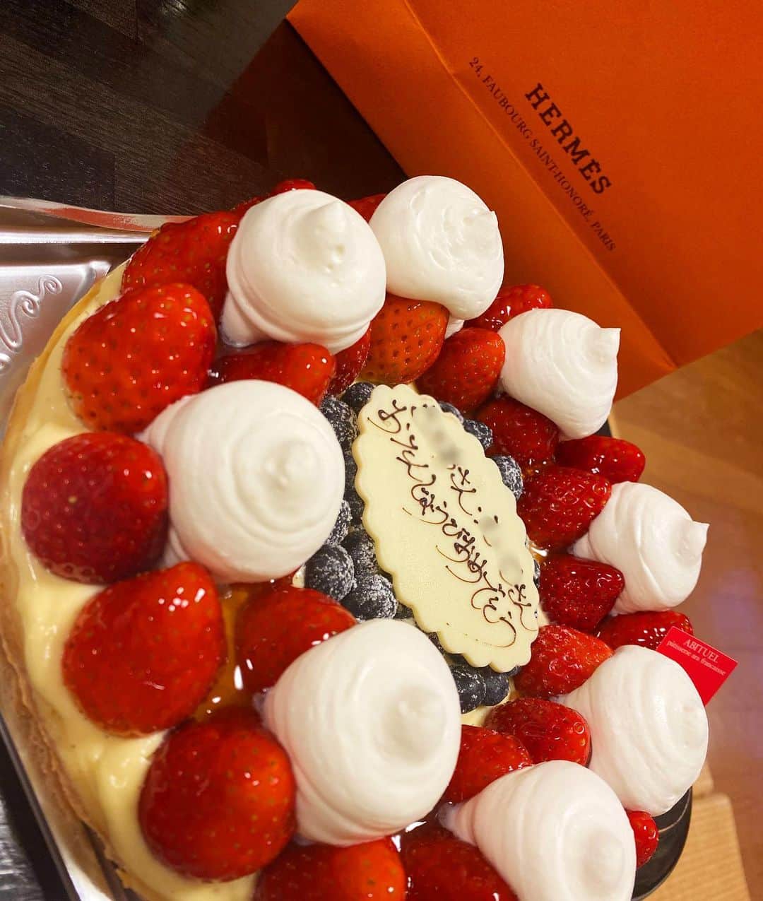 今村仁美さんのインスタグラム写真 - (今村仁美Instagram)「10月誕生日の父上👨🏻‍🦲と 11月誕生日の母上👩🏻に サプライズで、ケーキとプレゼント を用意しました🧸 ケーキは、私の地元のケーキ屋さんで一番美味しいと思う　#アヴィチュール　のタルトケーキ🎂　 イチゴとブルーベリーで迷ってたら、ミックスにしてくれました🙌 安定の美味しさ🌸  くれぐれも身体には気をつかって、素敵な55歳を送ってほしいです🧚🏻  #happybirthday  #myfather  #mymother  #感謝」11月15日 19時24分 - imamura_hi