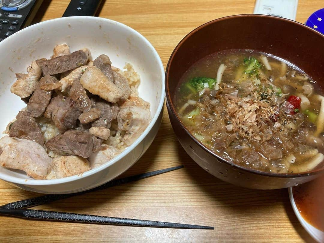 D-中山さんのインスタグラム写真 - (D-中山Instagram)「【減量期食うてた飯】﻿ 鶏胸肉とラム肉と玄米‼️﻿ そこに唐辛子、こんにゃく、しめじ、ブロコリ‼️﻿ のスープ‼️﻿ ﻿ 美味しかったなー﻿ まぁいまは食べたくないけど‼️﻿ スイーツ‼️﻿ スイーツ‼️﻿ スイーツ‼️﻿ ﻿ ﻿ Dー‼️‼️‼️‼️‼️﻿ #お笑い#芸人#筋トレ#筋肉#マッチョ#プロテイン#ワタナベ#トリオ#マッスルジム#フィジーク#ボディビル#jbbf#training#fitness#スイーツ#スイーツ男子body#workout#gym﻿ #fitnessmotivation#sport」11月15日 19時26分 - abc.d23