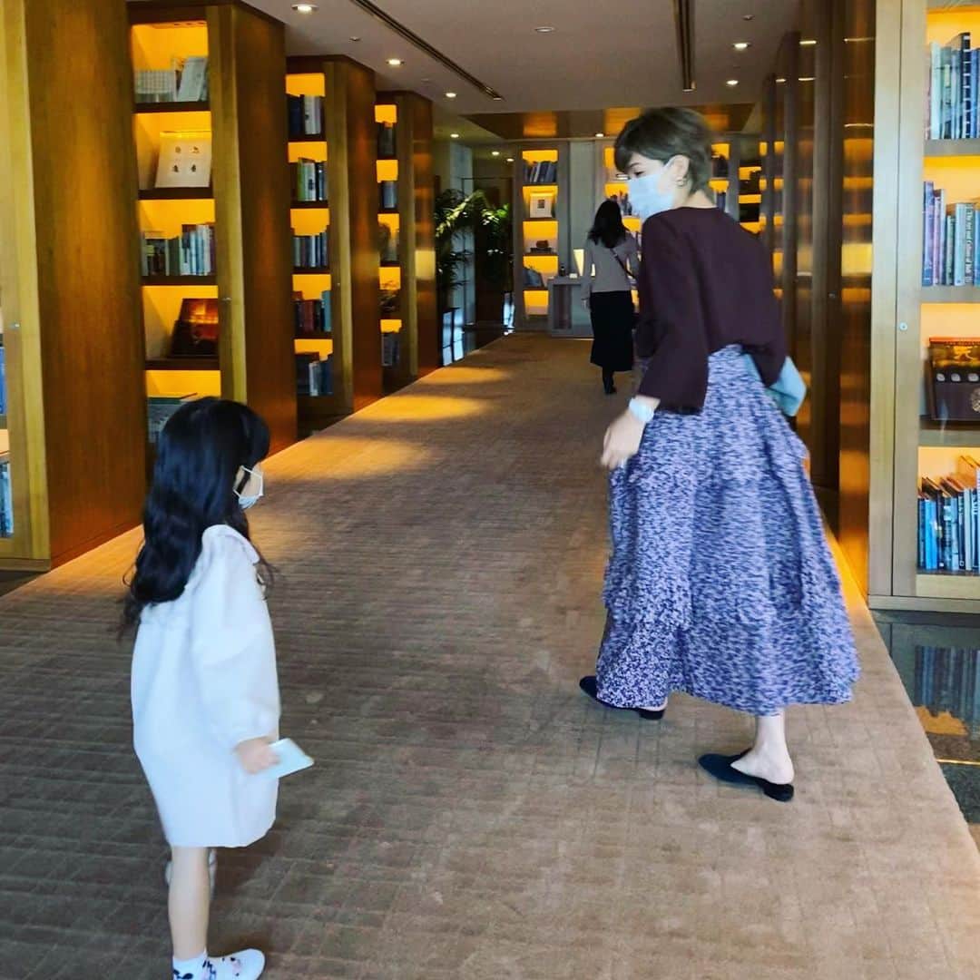 廣瀬規子のインスタグラム：「お嬢は、 いつでも、どこでも、元気です😂👍 ・ ・ #元気が一番 #本当に有難いと感謝しつつ #こちらに余裕がないと #ついガミガミガミ子に #なってしまうことも😓 #心身ともにの健康が #自分だけでなく #身近な人への幸せに繋がっていくなぁと #つくづく感じる今日この頃 #本調子になったら #体力つけるぞぃ #押忍😎」