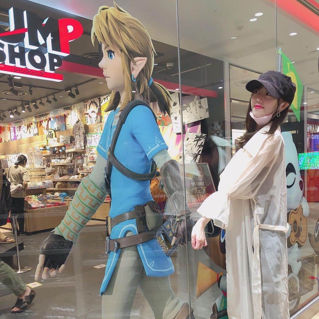 松村芽久未のインスタグラム：「﻿ いつだったか、任天堂TOKYOに行った時﻿ ﻿ ﻿ 大好きなリンクいたからエア手繋ぎ🤤🙌笑﻿ ゼルダグッズ色々買えてこの日はとても﻿ ご機嫌でした🤤﻿ ﻿ ﻿ ﻿ #任天堂tokyo #ゼルダの伝説 #ゼルダ﻿ #Zelda #リンク #渋谷parco」