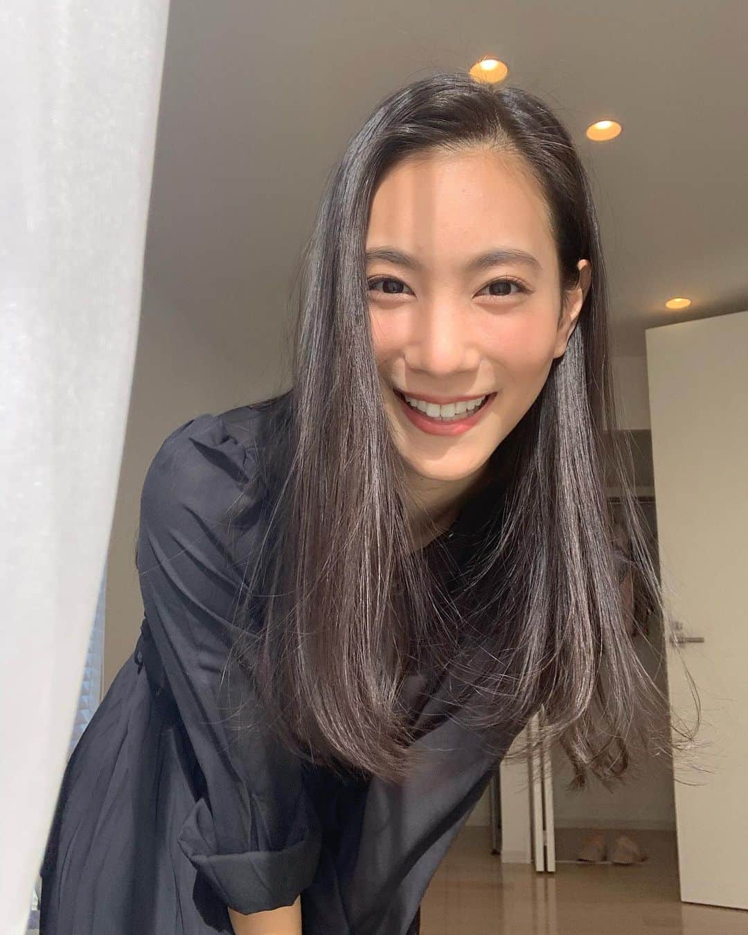 横川莉那のインスタグラム：「. 😄✌️ 午前中の光がすごく好き🌞 . 最近ニキビの治るスピードが 遅過ぎて萎える。👨🏻‍🦲  . . #自然光 #笑顔」