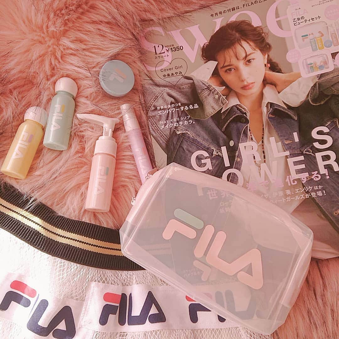 のインスタグラム：「今月のsweet12月号の表紙は中条あやみさん🤍 読み応えたっぷりだったな〜🥺❤ FILAの乙女ビューティーセットも、 ちょっとした旅行とかに使えるから、 便利だよ〜🤤🖤 . 来月のsweetの付録も可愛いから必見だよ✌🏻 @sweet_editors  @nakajo_ayami  @fila_japan_official  . #sweet #スウィート #スウィート付録 #sweet付録 #スウィート12月号 #sweet12月号 #宝島社 #宝島社付録 #中条あやみ #fila #乙女ビューティセット #スウィートインスタ #いいね返し」