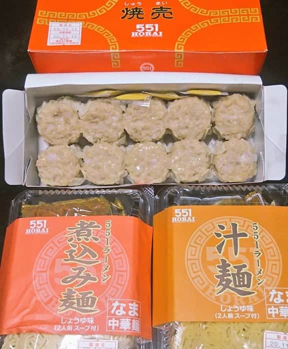 のインスタグラム：「どどーーんと、551のHORAYがおかんから送られてきた。(写真は一部）消費期限を考えても、１日ラーメン２食、焼売20個のペースで食べないと💦俺に家族が出来たと勘違いしてるのか⁉️恐るべしオカン。恐るべし蓬莱の焼売の旨さ‼️大好き ありがとー #独り暮らし #551蓬莱 #焼売 #豚まん #ラーメン #おかん #ビッグダディーではない 俳優 #役者 #重松隆志」