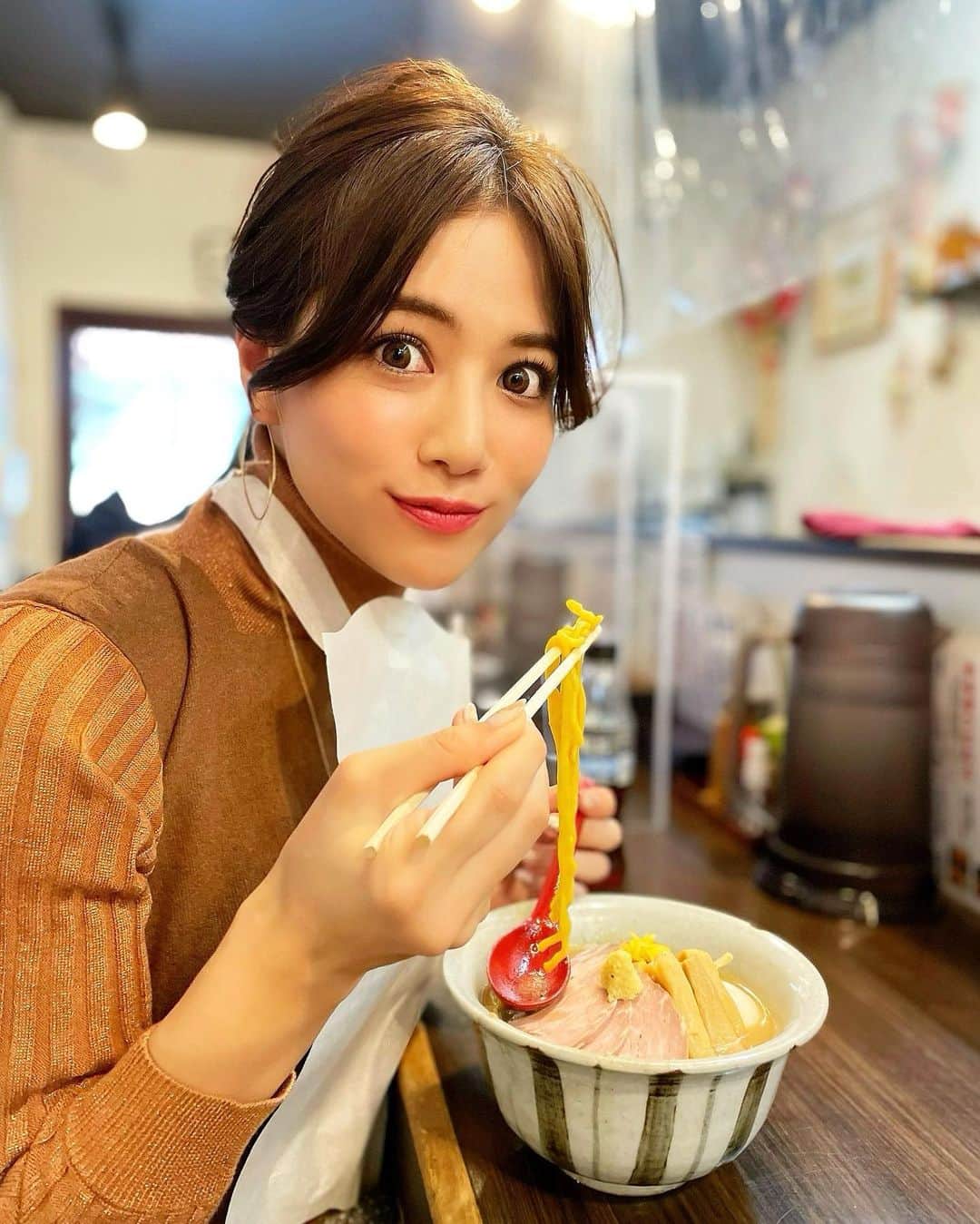 石井里奈さんのインスタグラム写真 - (石井里奈Instagram)「こんばんは💕 . 今夜は里奈ログ ＠金沢編🦀❤️ 着物散策でたくさん歩いたあとは金沢カレーと悩みましたが、金沢ラーメンを🍜 . 金沢駅近にある麺屋大河さんへ❤️ お店の方のオススメの味噌ラーメン🍜 トッピングもプラスしてお肉も沢山！笑 . 濃厚スープに極太麺がしっかり絡んで食べ応え満点で美味しかった〜🤤🤤 こう見えて昔ラーメン屋でアルバイトしてたので麺の湯切りとか得意なんですが、この太麺は腕が疲れそうなほど、しっかりしてたなぁ🍜他には黒味噌とか人気みたいです。 . 最初スープはねたかな？と心配してたのが四枚目笑　しっかりエプロンつけてて良かったです💕笑 . そして今夜フォロワーが16万人に👏✨ 本当に皆さんがいつも暖かい応援をしてくださっているおかげです！いつもありがとうございます❣️みなさんの優しいコメントやいいね！が日々の活力になっています🔥 これからもよろしくね💕 . 今日もお疲れ様でした❤️ . #金沢グルメ #金沢旅行 #kanazawa #金沢ラーメン #ラーメン #グルメ旅 #ラーメン部 #ラーメンインスタグラマー #ramen #ご当地ラーメン #ご当地グルメ #グルメ女子 #味噌ラーメン #ラーメン巡り #ラーメン大好き #りなまるグルメ #gotoeat #gotoキャンペーン #gotoトラベル #gotoトラベルキャンペーン #金沢観光 #北陸新幹線 #北陸 #北陸旅行 #北陸グルメ #チャーシュー #焼豚 #肉 #肉好き #肉スタグラム」11月15日 19時40分 - ri7tin1025