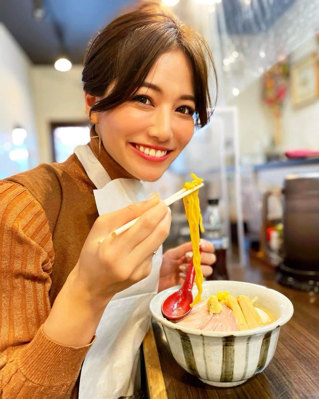 石井里奈さんのインスタグラム写真 - (石井里奈Instagram)「こんばんは💕 . 今夜は里奈ログ ＠金沢編🦀❤️ 着物散策でたくさん歩いたあとは金沢カレーと悩みましたが、金沢ラーメンを🍜 . 金沢駅近にある麺屋大河さんへ❤️ お店の方のオススメの味噌ラーメン🍜 トッピングもプラスしてお肉も沢山！笑 . 濃厚スープに極太麺がしっかり絡んで食べ応え満点で美味しかった〜🤤🤤 こう見えて昔ラーメン屋でアルバイトしてたので麺の湯切りとか得意なんですが、この太麺は腕が疲れそうなほど、しっかりしてたなぁ🍜他には黒味噌とか人気みたいです。 . 最初スープはねたかな？と心配してたのが四枚目笑　しっかりエプロンつけてて良かったです💕笑 . そして今夜フォロワーが16万人に👏✨ 本当に皆さんがいつも暖かい応援をしてくださっているおかげです！いつもありがとうございます❣️みなさんの優しいコメントやいいね！が日々の活力になっています🔥 これからもよろしくね💕 . 今日もお疲れ様でした❤️ . #金沢グルメ #金沢旅行 #kanazawa #金沢ラーメン #ラーメン #グルメ旅 #ラーメン部 #ラーメンインスタグラマー #ramen #ご当地ラーメン #ご当地グルメ #グルメ女子 #味噌ラーメン #ラーメン巡り #ラーメン大好き #りなまるグルメ #gotoeat #gotoキャンペーン #gotoトラベル #gotoトラベルキャンペーン #金沢観光 #北陸新幹線 #北陸 #北陸旅行 #北陸グルメ #チャーシュー #焼豚 #肉 #肉好き #肉スタグラム」11月15日 19時40分 - ri7tin1025