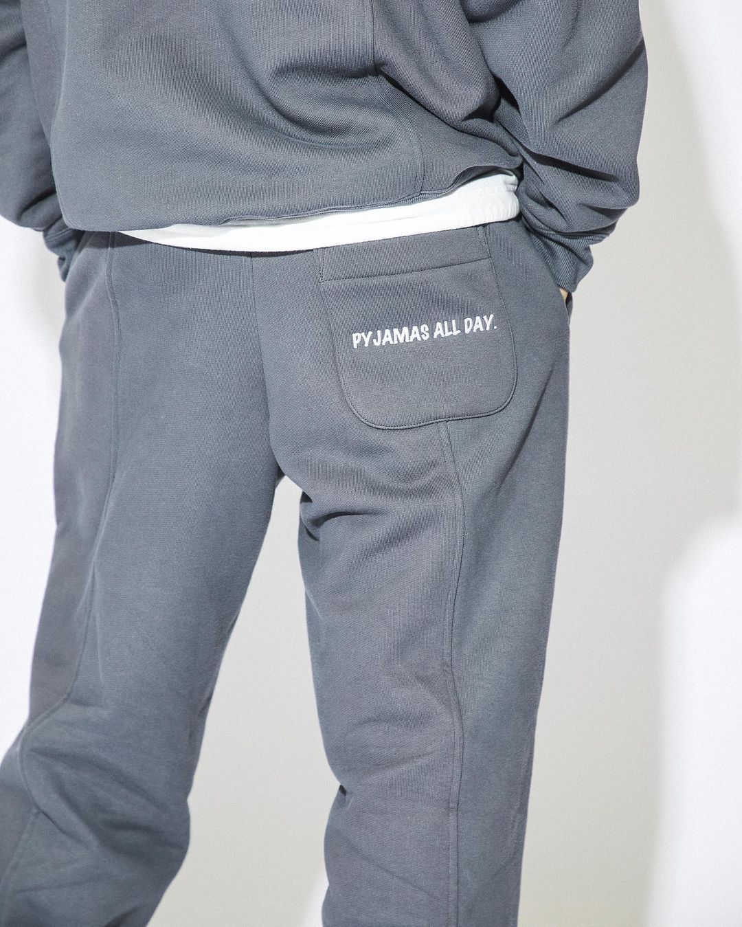 樋口葉生のインスタグラム：「HAO✖️ @public_tokyo on sale 11/16 tomorrow😈 Link in my bio SWEAT PANTS WHITE & GRAY 日本の上質なコットンを使用したジェンダーレスなスウェット。スウェットパンツにはPyjamas all day (一日中パジャマだよ）と刺繍を入れました。この生地を初めて見た時、あまりの気持ちよさにびっくりしてパジャマにしたい程でした。外出する時はパジャマじゃダメですか？ 一日中パジャマでいれたらどんなにchillでしょうか。 #publictokyo  #madeinJAPAN #collaboration  #葉生 #大崎凛」
