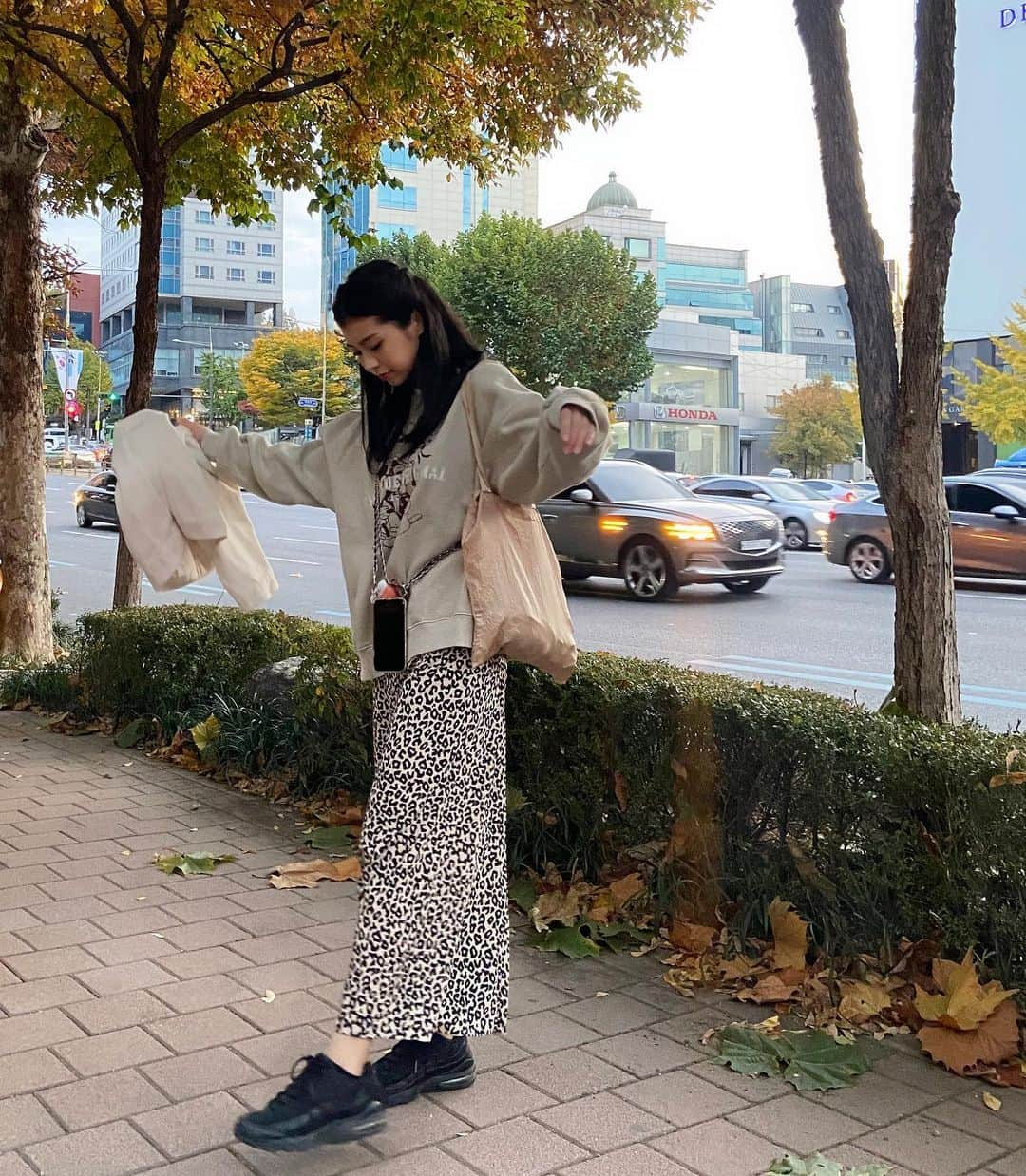 治田みずきさんのインスタグラム写真 - (治田みずきInstagram)「撮影終わりだからメイク濃すぎて俯いた写真しか撮れなかった日🥺 (スカートとジャケットどこのだか忘れちゃった)」11月15日 19時34分 - miju120