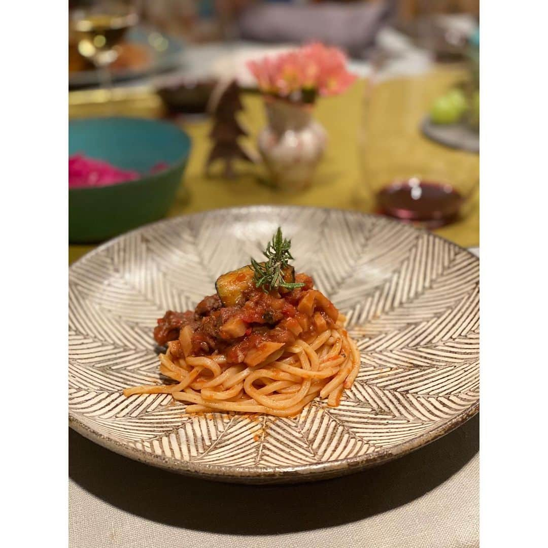 新井麻希さんのインスタグラム写真 - (新井麻希Instagram)「* ジビエ料理の出張シェフの中川妙子さん（@taeko.nakagawa ）に来て頂きました！  鹿肉のリエット、鹿のハツの燻製、猪のロースト、ニジマスのポワレ、鹿肉のロティ、鹿肉のトマトソース生パスタ、アナグマのスープカレー、岡山白桃のアイス。ボリュームたっぷりだったのに、ぺろりんちょだった！！  想像していた味を軽々と超えてくるおいしさと、臭みのなさは、熟練した職人の代物でした。ほんっとに美味しかった。。。自然の恵みとパワーをありがたく頂きました☺️🙏  #ジビエ #出張シェフ #tablesettings #taekoskitchen」11月15日 19時36分 - makiarai58