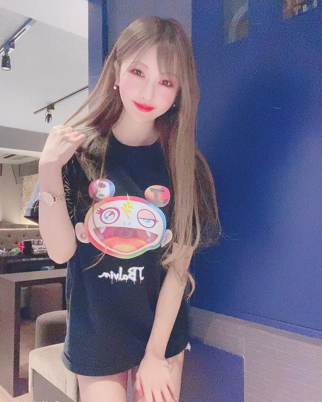 滝沢いおりさんのインスタグラム写真 - (滝沢いおりInstagram)「沖縄でキングダムF会長に買って頂いたお気に入りのTシャツ❤️ 昨日も着ちゃいました😆  #jbalvin #murakamitakashi #網タイ先生 #ショートパンツ」11月15日 19時36分 - takizawaiorir
