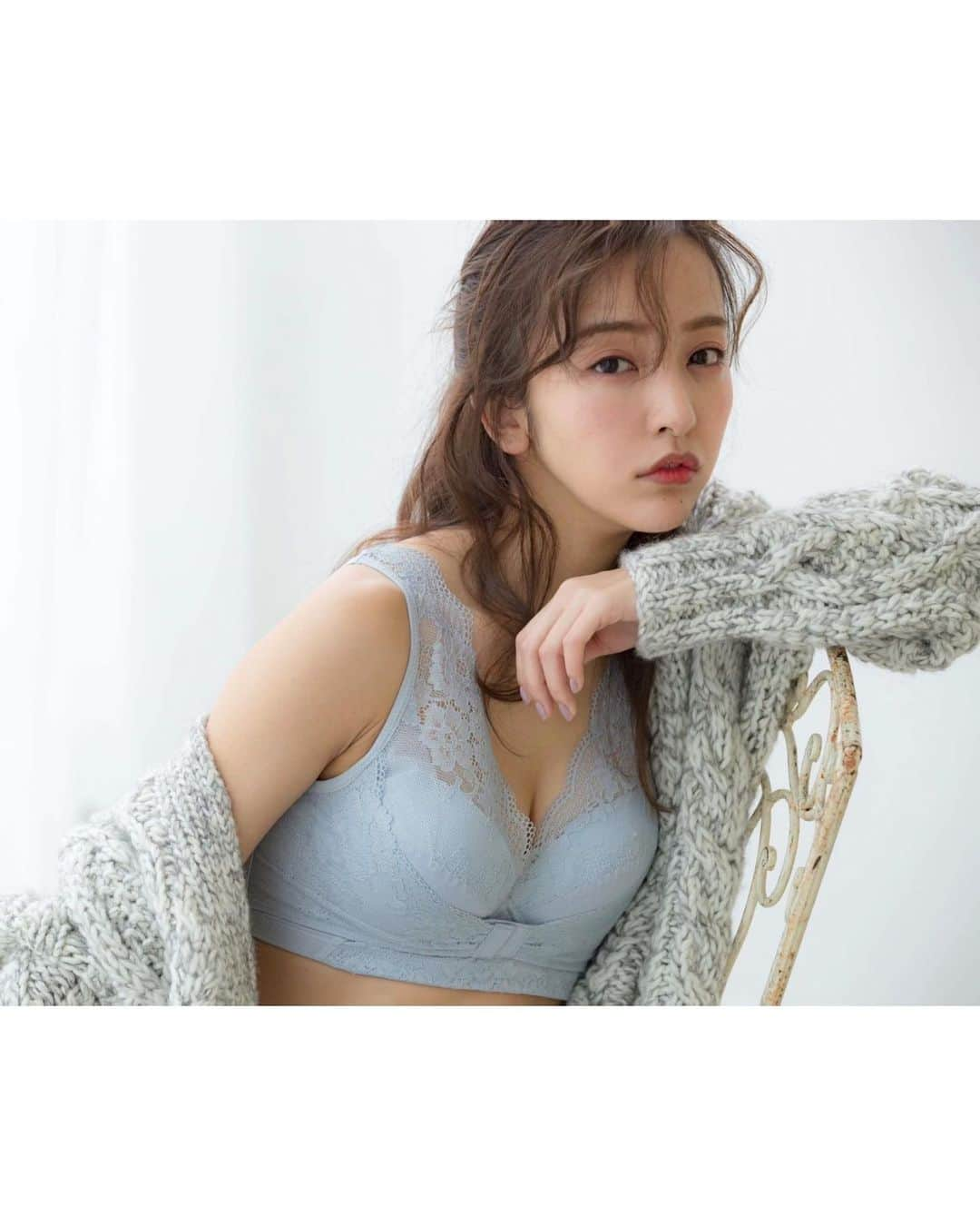 板野友美さんのインスタグラム写真 - (板野友美Instagram)「shooting🙊🤍  ルルクシェルのくつろぎ育乳ブラ♪  着心地が良いからとってもお気に入り💗  普段は見えないけど、下着が可愛いとそれだけで気分が上がるよね😌    美人百花12月号で披露しているから、　 ぜひチェックしてね💓    #ルルクシェル  #くつろぎ育乳ブラ #ナイトブラ #pr」11月15日 19時37分 - tomo.i_0703