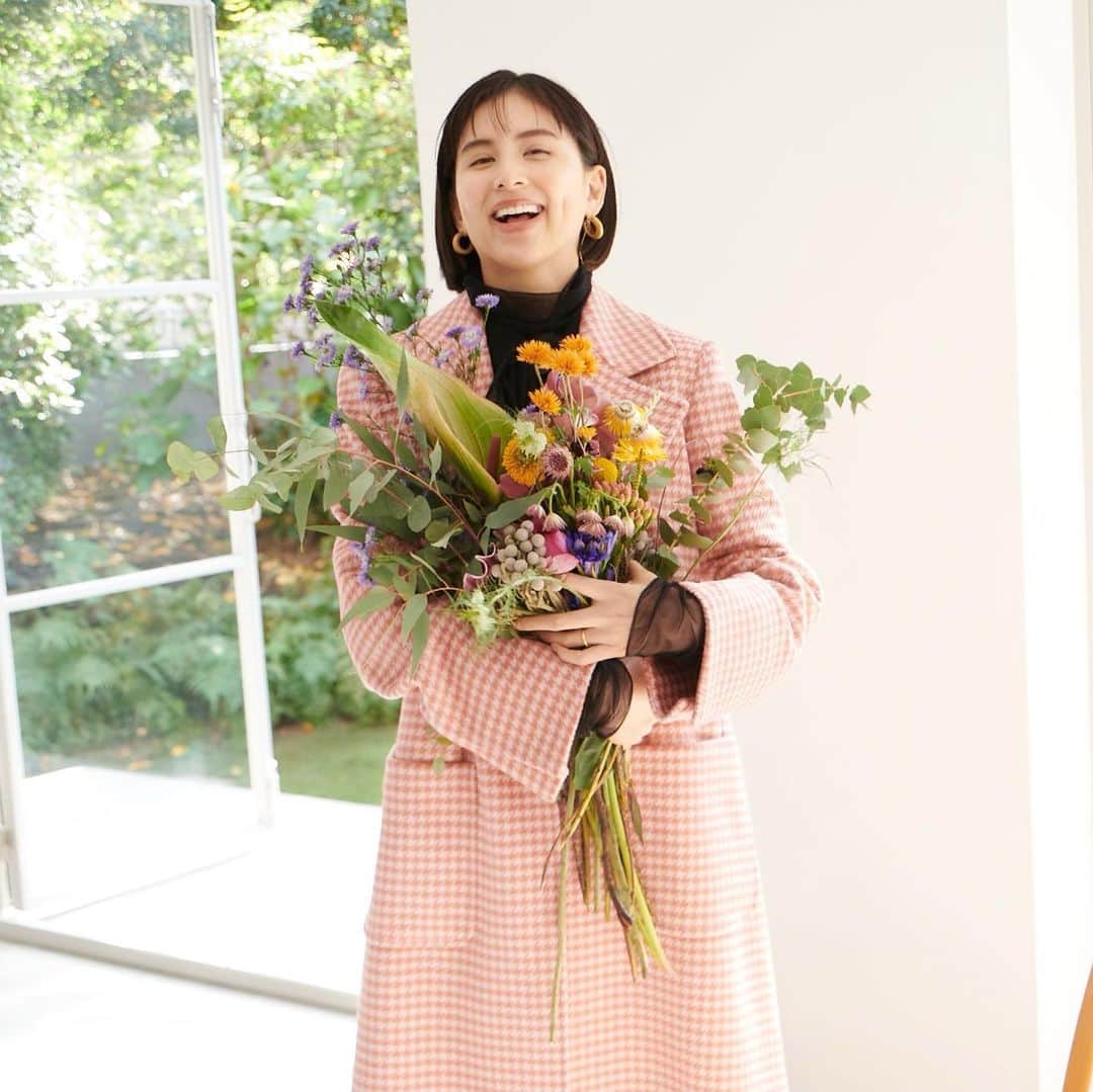 ラブリのインスタグラム：「お知らせ🙇‍♀️😚  MAX&Co.と白濱イズミのコラボレーション企画が明日から、『MAX&Co.公式LINEフレンド』にて配信が始まります💫今回のキャンペーンは今の不安定な世の中において、いつもの日常に少しのエネルギーチャージをプレゼントしたいという想いから、実施が決定しました。  日々を自分らしく軽やかに過ごせるような私なりのメッセージを毎週１つLINEからお届け。 ふとメールを開くみたいに届いたらいいな。💛  ぜひ今日からLINE公式フレンド『MAX&Co.』をフォローしてね！！！お楽しみに😚  【Max up your smile with Izumi Shirahama LINE キャンペーン 】 配信期間： 2020 年 11 月 16 日（月）～ 12 月 15 日（火） 公式LINE ID：maxandco  ハッシュタグ： #maxitup #maxandco #マックスアンドコー  @maxandco」