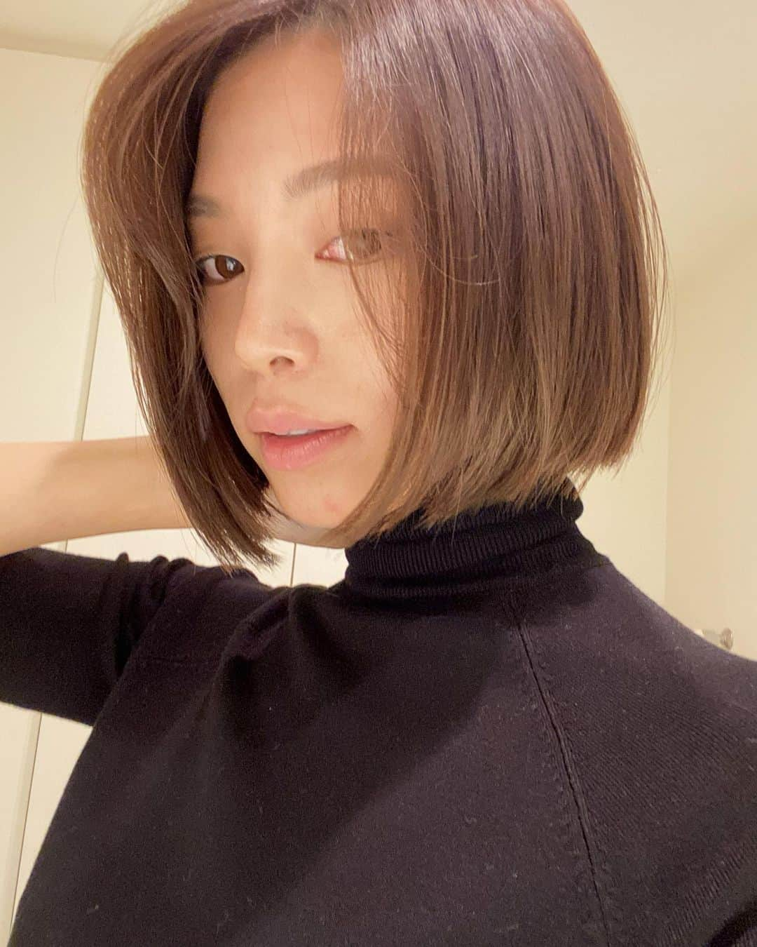 元美容部員 和田さん。さんのインスタグラム写真 - (元美容部員 和田さん。Instagram)「newhair✂️ 髪の毛が悲鳴をあげてたので レスキューしてもらってきました。。。  今夜はご飯を食べたらやる事盛り沢山だから 髪の毛最高に整って気合入った🤛 美しくなりたい。。 ポテチ食べながらNetflix見てる場合じゃない。😥 一緒に頑張りましょう！！！  @kannou  #この角度好きなの？自分 #こんなポーズもできるようになったのね #恐るべしインスタ #最近投稿するたびにフォロワー減る #恐る恐る投稿 #はい！減ったーーー #そういうものです」11月15日 19時41分 - wada.akane