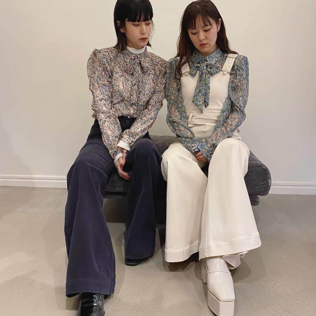 HONEY MI HONEY OFFICIALさんのインスタグラム写真 - (HONEY MI HONEY OFFICIALInstagram)「flower chiffon tie blouse🤍 of.pk.blu freesize  印象的な花柄がポイントのシフォンタイブラウス 取り外し可能な肩パッドでクラシックな印象に 胸元のボウタイリボンもシーンに合わせて結んで  @honeymihoney_official  @honeymihoney_style  #HONEYMIHONEY #表参道 #原宿 #南堀江 #大阪 #时尚 #我的最愛 #ハニーミーハニー #tokyo #osaka #outfit #fashion」11月15日 19時41分 - honeymihoney_official