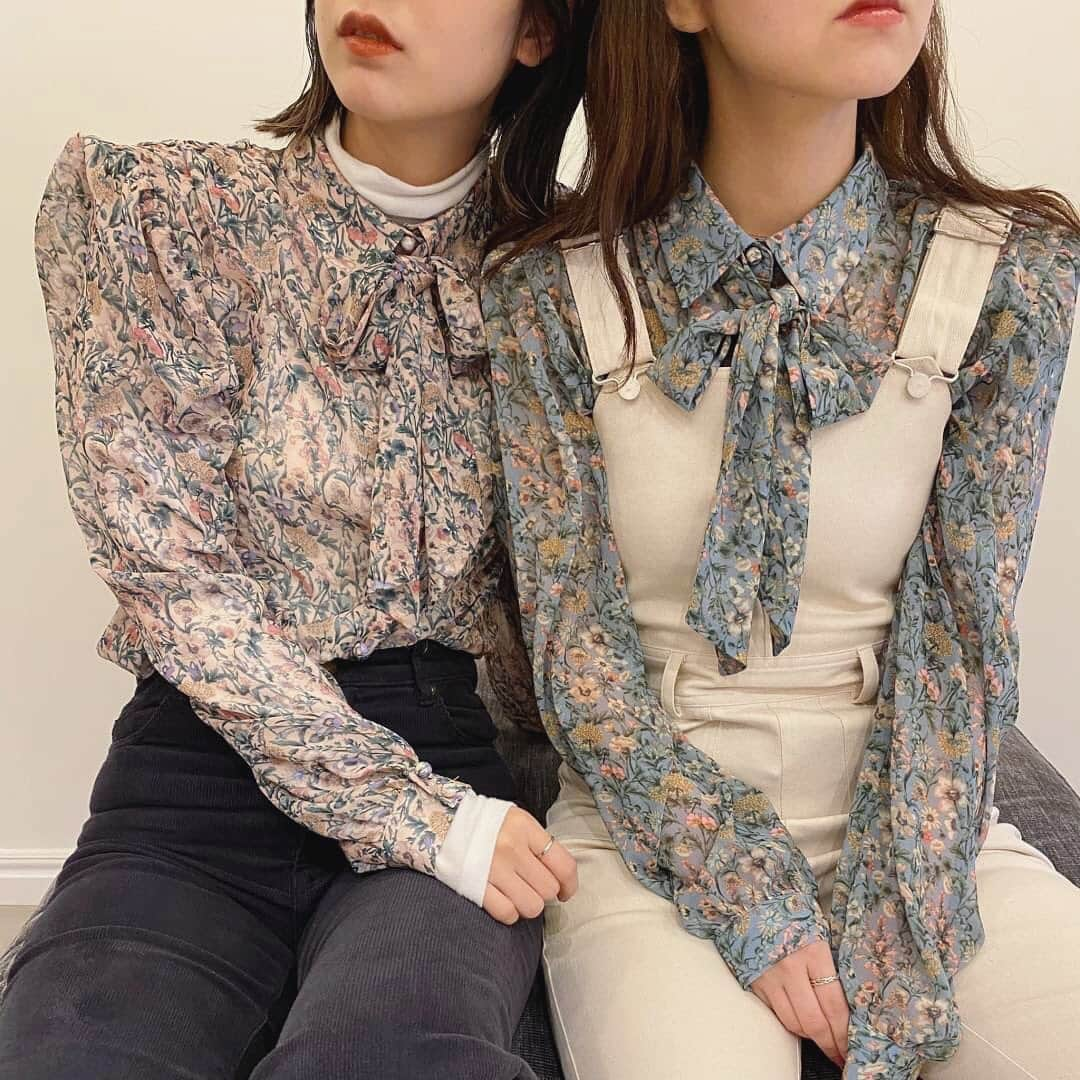 HONEY MI HONEY OFFICIALさんのインスタグラム写真 - (HONEY MI HONEY OFFICIALInstagram)「flower chiffon tie blouse🤍 of.pk.blu freesize  印象的な花柄がポイントのシフォンタイブラウス 取り外し可能な肩パッドでクラシックな印象に 胸元のボウタイリボンもシーンに合わせて結んで  @honeymihoney_official  @honeymihoney_style  #HONEYMIHONEY #表参道 #原宿 #南堀江 #大阪 #时尚 #我的最愛 #ハニーミーハニー #tokyo #osaka #outfit #fashion」11月15日 19時41分 - honeymihoney_official