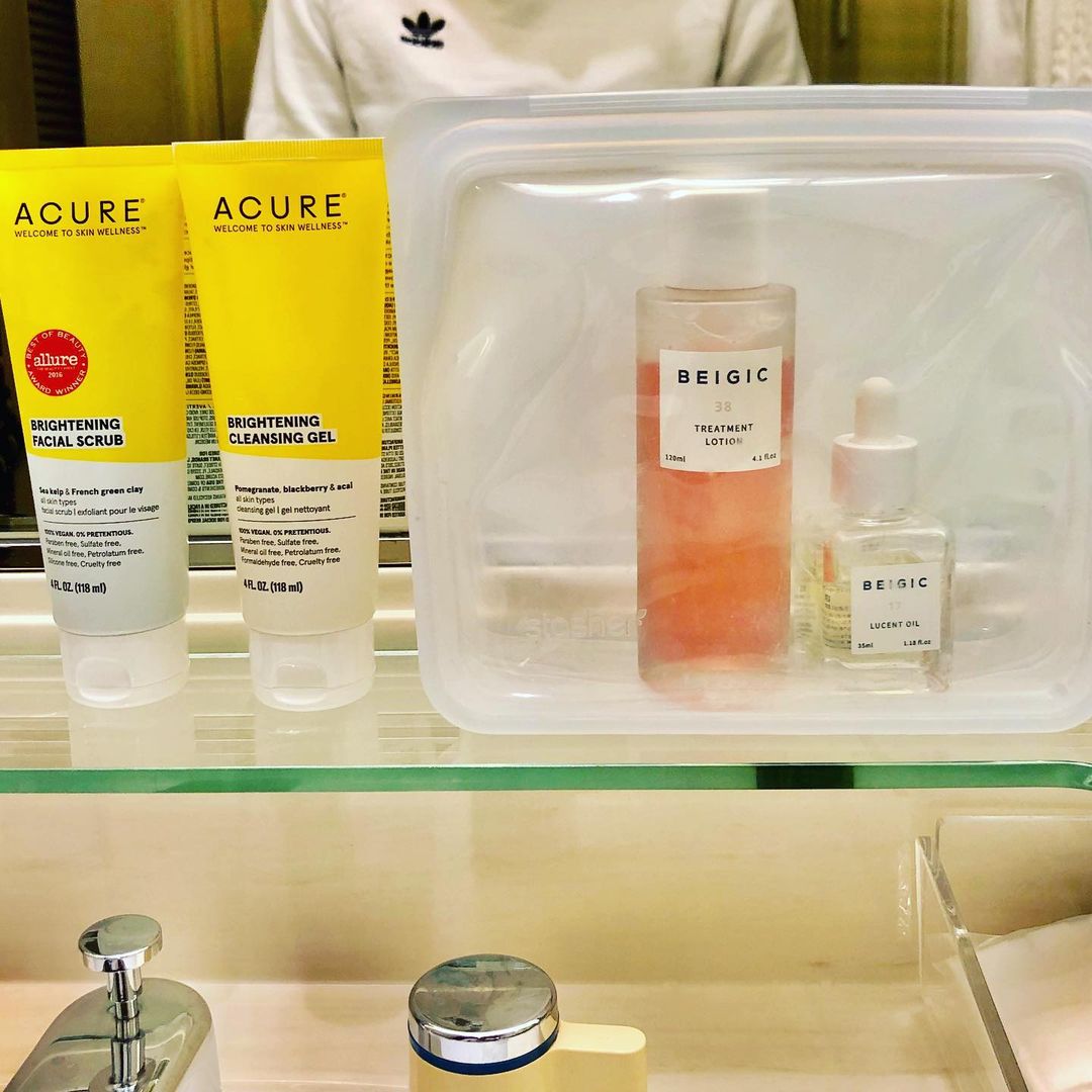 のインスタグラム：「. . skin care item✨ 顔洗う時、洗った後が スッキリサッパリでいい匂い〜💚 顔にも良いし、可愛いし、環境にも良い✨ これを入れるケースも可愛いでしょ？🤭 みんなにもおすすめします❣️ まだまだあるけど今回の紹介は３つ🌱 @beigic_jp  @acurebeauty  @stasherbag_jp  . . #vegan #sustainable #sustainablelifestyle  #サスティナブル #サスティナブルな暮らし  #スキンケア #スキンケア用品 #エコグッズ」