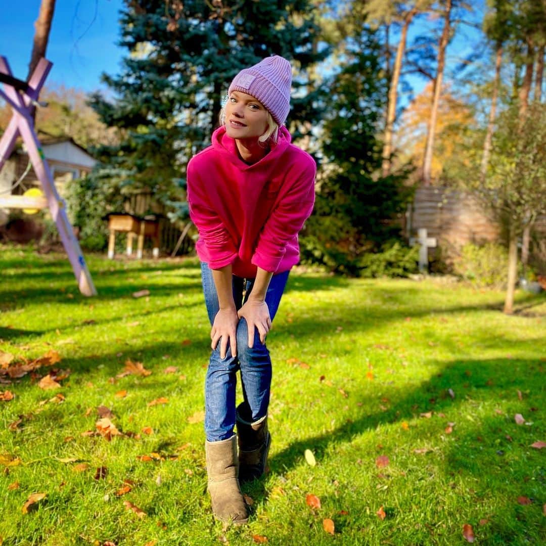 フランツィスカ・クヌッペさんのインスタグラム写真 - (フランツィスカ・クヌッペInstagram)「Happy sunny Sunday to you all ❤️💋☀️🍁🍂 #happysunday #fall #herbst #mützenwetter #beanietime  Like my beanie? It’s made off recycled cashmere  and merino wool. Find out more in my story. 😘 @mimeetmoi #enjoylife #everysecond  ᵂᴱᴿᴮᵁᴺᴳ ᵂᴱᴳᴱᴺ ᴺᴬᴹᴱᴺˢ/ᴹᴬᴿᴷᴱᴺᴺᴱᴺᴺᵁᴺᴳ」11月15日 19時44分 - franziskaknuppe