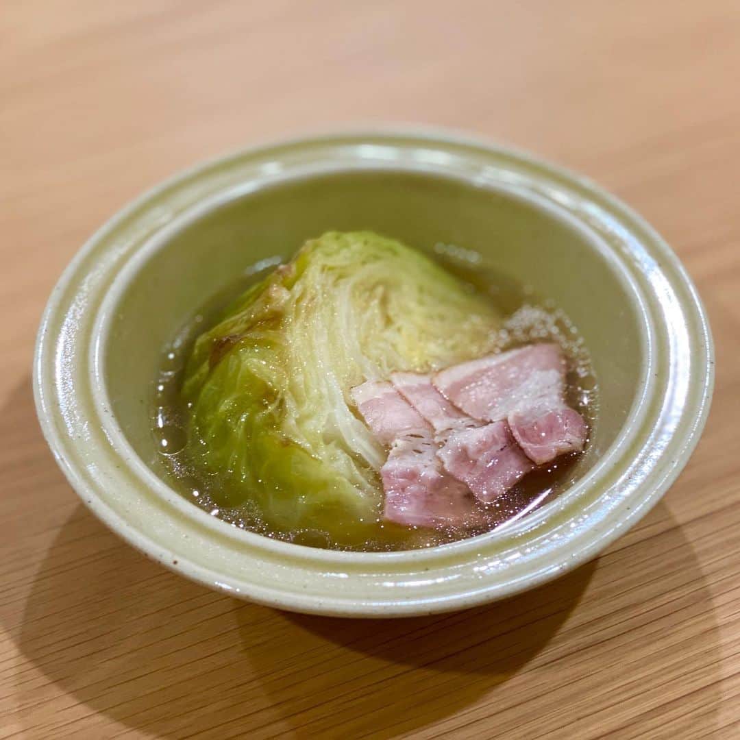 のインスタグラム：「所持品0から100日生活33〜41日目。﻿ ﻿ 33日目　スープ皿﻿ 34日目　スプーン﻿ 35日目　メイク落としシート﻿ 36日目　本﻿ 37日目　羽毛布団﻿ 38日目　洗濯用洗剤﻿ 39日目　本﻿ 40日目　フライパン﻿ 41日目　リップグロス﻿ ﻿ スープを楽しむ準備が整いました。﻿ この頃は欲との戦い。必需品を後回しにしても読みたい本がある📚﻿ ﻿ ﻿ 詳しくはこちらにまとめています✏️﻿ https://note.com/fujiokaminami/n/n9525d9991c3a﻿ ﻿ ﻿ ﻿ #100日間のシンプルライフ #映画 #ライフスタイル #生活 #シンプリスト #ミニマリスト #amabro #suqqu」