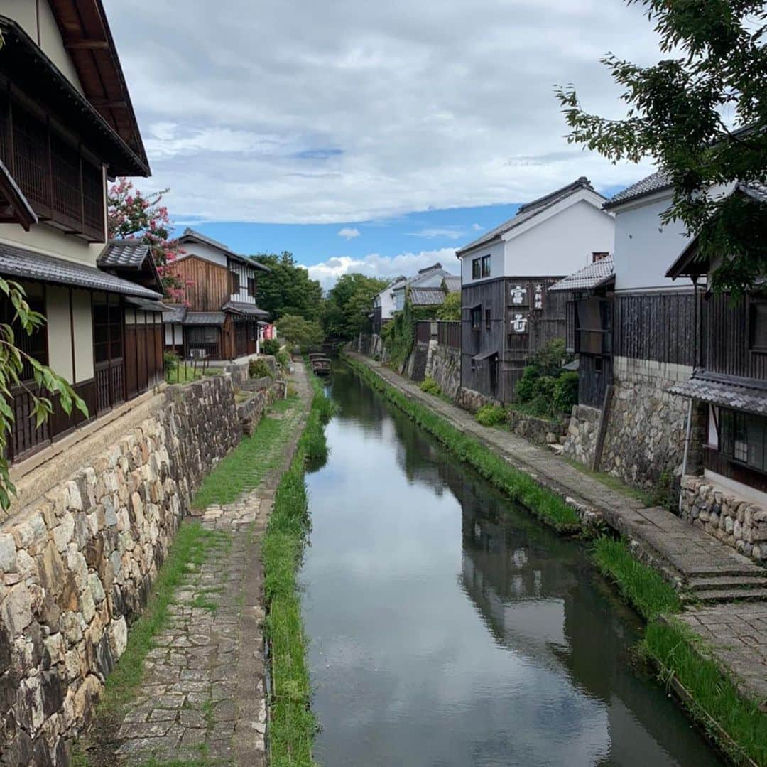 田中啓太さんのインスタグラム写真 - (田中啓太Instagram)「宇治での茶揉み体験は2時間以上に及ぶ行程で、手揉み茶が高い理由がわかった。煎茶の美味しい入れ方をマスター。 写真は撮り忘れたけど、和太鼓体験も楽しかったなぁ。身体動かすのって気持ちいぃ！ 夜の煎茶教室。これまた奥が深い。。先生の所作が美しかった。 立ち寄った滋賀での手漕ぎ舟は趣があって他では経験し難い体験でした。滋賀に訪れた際に是非行って欲しい所。  YouTubeで全てのアクティビティを撮影したので是非最後までご覧下さい💪チャンネルはプロフィールから飛べます。感想や要望も受け付けております！」11月15日 19時47分 - kt_keita_tanaka